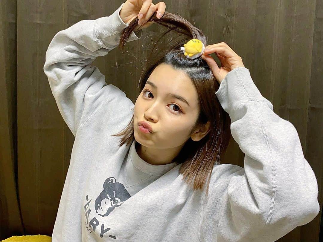 富久美玲のインスタグラム：「_ . かわい子ちゃんとお揃いヘアピン🥺 . もっともーっと沢山の人がぐでたま 好きになりますように、、、🍳💕 . #プレゼント#ヘアピン#ぐでたま#gudetama#sanrio」