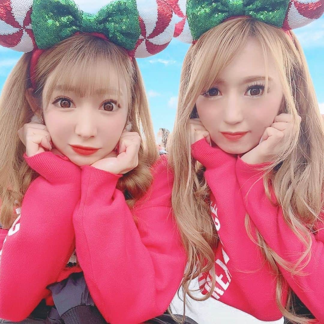 のインスタグラム：「ママになって36歳になっても こうやって遊べる相方がいてくれて 本当に幸せ😌❣️ あいちいつも本当にありがとう🥺❤️  #ディズニー #ディズニーコーデ #クリスマスディズニー#ディズニーオソロ #ママ#BD#🎂#🏰#🎄#ママ #親友#相方#36歳コンビ#ギャルママ」