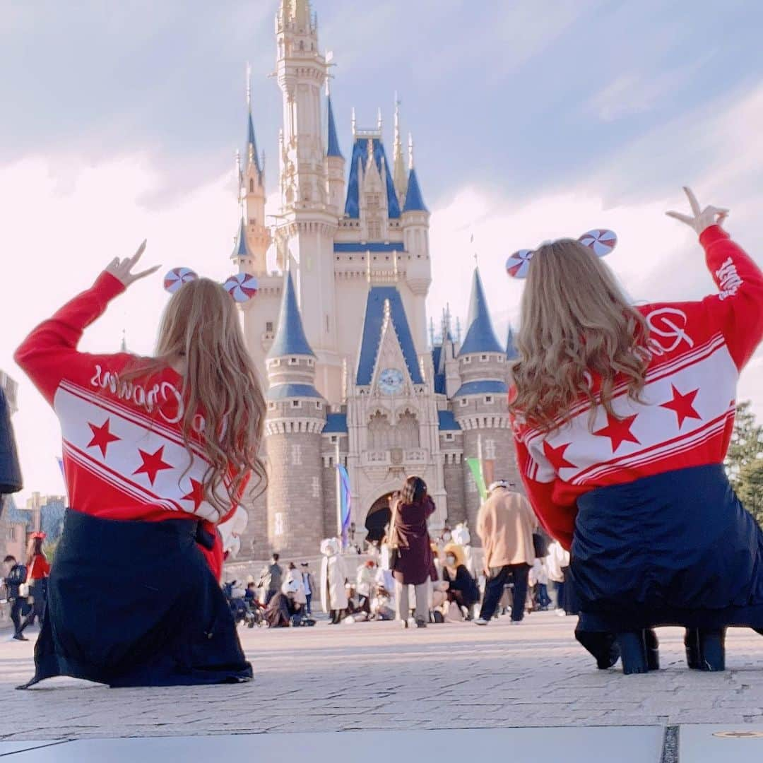 日菜あこのインスタグラム：「映え写真はやっぱ後ろ向き❤️🏰✨ ディズニー楽しかったすぎて 上げたい写真ばっかり💓🤣  #ディズニー #ディズニーコーデ #クリスマスディズニー#ディズニーオソロ #ママ#BD#🎂#🏰#🎄#ママ」