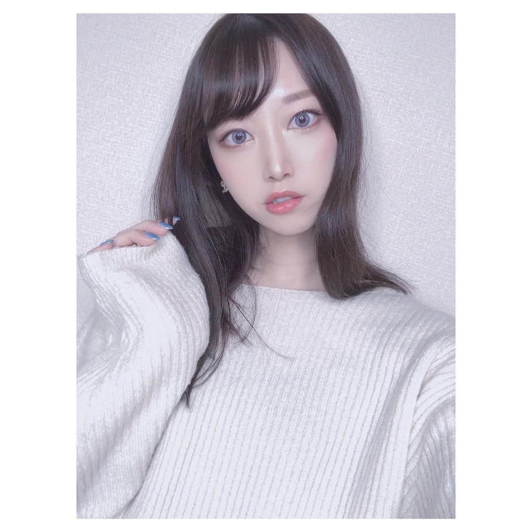篠崎瑞希のインスタグラム：「.﻿ ﻿ いつものSpicaで髪の毛カットカラーしてきました🧸﻿ 5年くらい通ってるらしい…！﻿ 担当は米ちゃん( @__y_o_n_e__ )﻿ ﻿ お任せはお任せでも普通だと﻿ 美容師さん「今日どうしますか？」﻿ お客さん「お任せで」﻿ 美容師さん「じゃあこういう感じでこうするのはどうですか？」﻿ みたいな感じじゃないですか﻿ ﻿ 米ちゃんには毎度お任せだし﻿ お任せにしていい感じじゃなかったことがないし﻿ 好みとか明るさとか全部把握してくれてるから﻿ 今回「こういう感じにしますね」﻿ みたいなのなくカラー始まってにやけた﻿ そして綺麗になった﻿ わたし多分声出なくなっても米ちゃんのところ通える🙋🏻‍♀️﻿ ﻿ カットも毎回﻿ 「いいかんじでー」﻿ って丸投げしちゃう﻿ 本当に他の美容室行けない﻿ 次もお任せで行きます👶🏻💓 ﻿ #﻿newhair#haircolor#原宿美容室  #셀스타그램#얼스타그램#粉我#me#赞#셀피#일본여자#소통#소통해요#l4likse#like4likes#f4f」