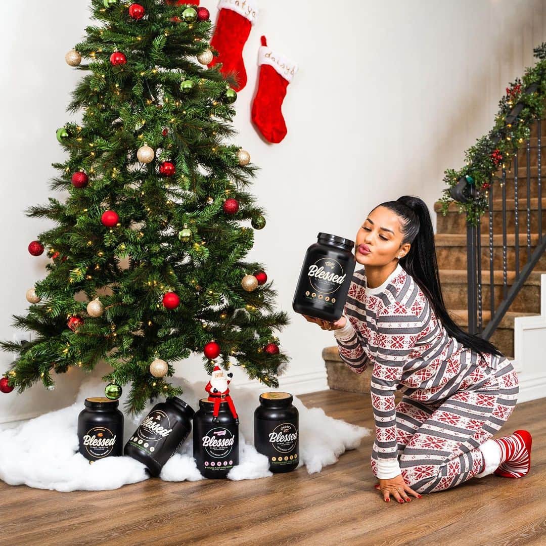 Katya Elise Henryさんのインスタグラム写真 - (Katya Elise HenryInstagram)「NEW FLAVOR ALERT 🚨 *limited stock* introducing to you... COOKIE 🍪 CRUNCH! That’s right... cookie crunch for the holidays baby 🤍 you ask and we deliver! Lemme just tell you, this plant based yummy-ness tastes like your grandmas warm buttery sugar cookies... and guess what? There’s even added CRUNCH pieces! Rice crispys to add a crunch?! Hold on. Is this a dream? And are we talking about dessert or PROTEIN?! Gluten free, dairy free, & soy free. 23g protein per scoop. Use code KATYA10 to grab yours nowwww before they’re out. www.ehplabs.com @blessedprotein #ehplabspartner」12月8日 10時30分 - katyaelisehenry
