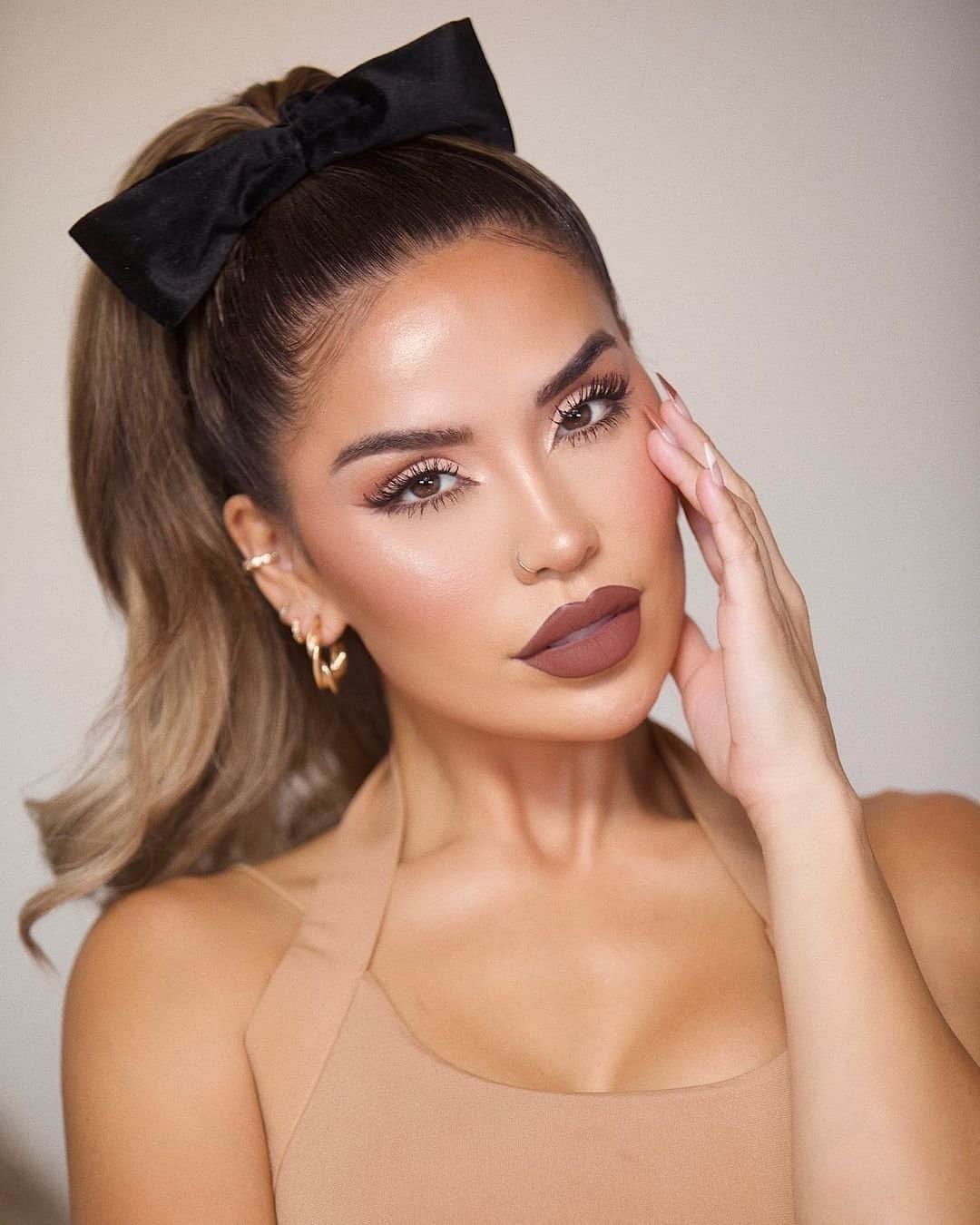 Too Facedさんのインスタグラム写真 - (Too FacedInstagram)「All eyes on @iluvsarahii 🤩 She perfects her gorgeous glam with our Born This Way Super Coverage Concealer shade Almond. #regram #tfbornthisway #toofaced」12月8日 10時30分 - toofaced