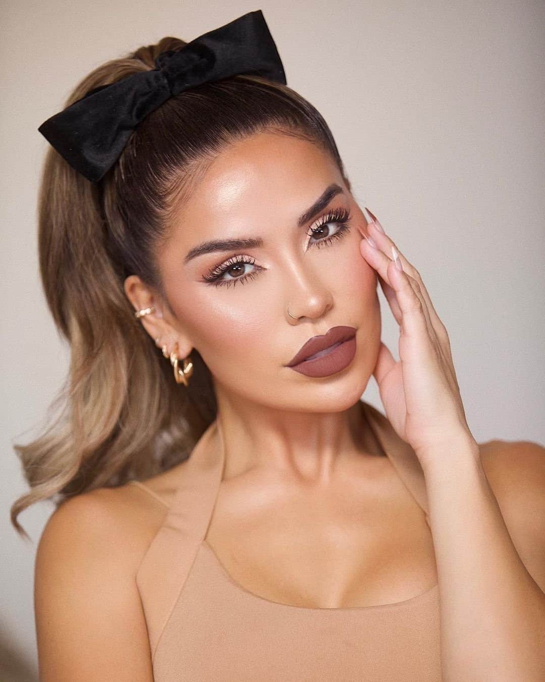Too Facedのインスタグラム：「All eyes on @iluvsarahii 🤩 She perfects her gorgeous glam with our Born This Way Super Coverage Concealer shade Almond. #regram #tfbornthisway #toofaced」