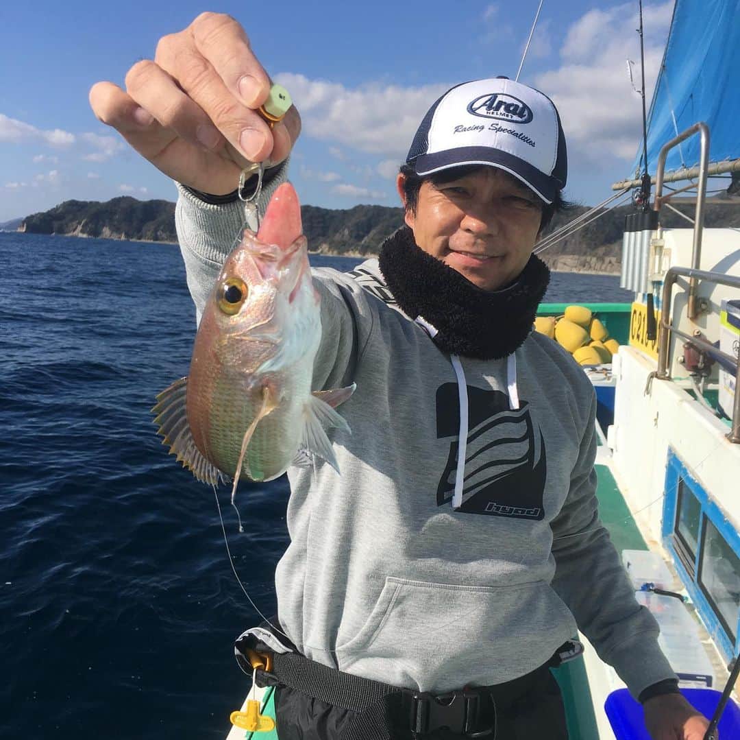 原田哲也さんのインスタグラム写真 - (原田哲也Instagram)「昨日急遽予定があいたので 1人で釣りに行って来ました。庄之助丸さん急なお願いなのにありがとうございました。初めての1人釣りちょっと不安でしたが、船長と奥様のサポートで楽しく釣り出来ました。 次回も宜しくお願いします🙇‍♂️ 天気も良く波も穏やか最高の1日‼️それにしてもアホほど釣れたな！ #庄之助 ＃釣り#興津港庄之助丸 #興津港 #araihelmet #hyod」12月8日 10時37分 - tetsuya_harada31