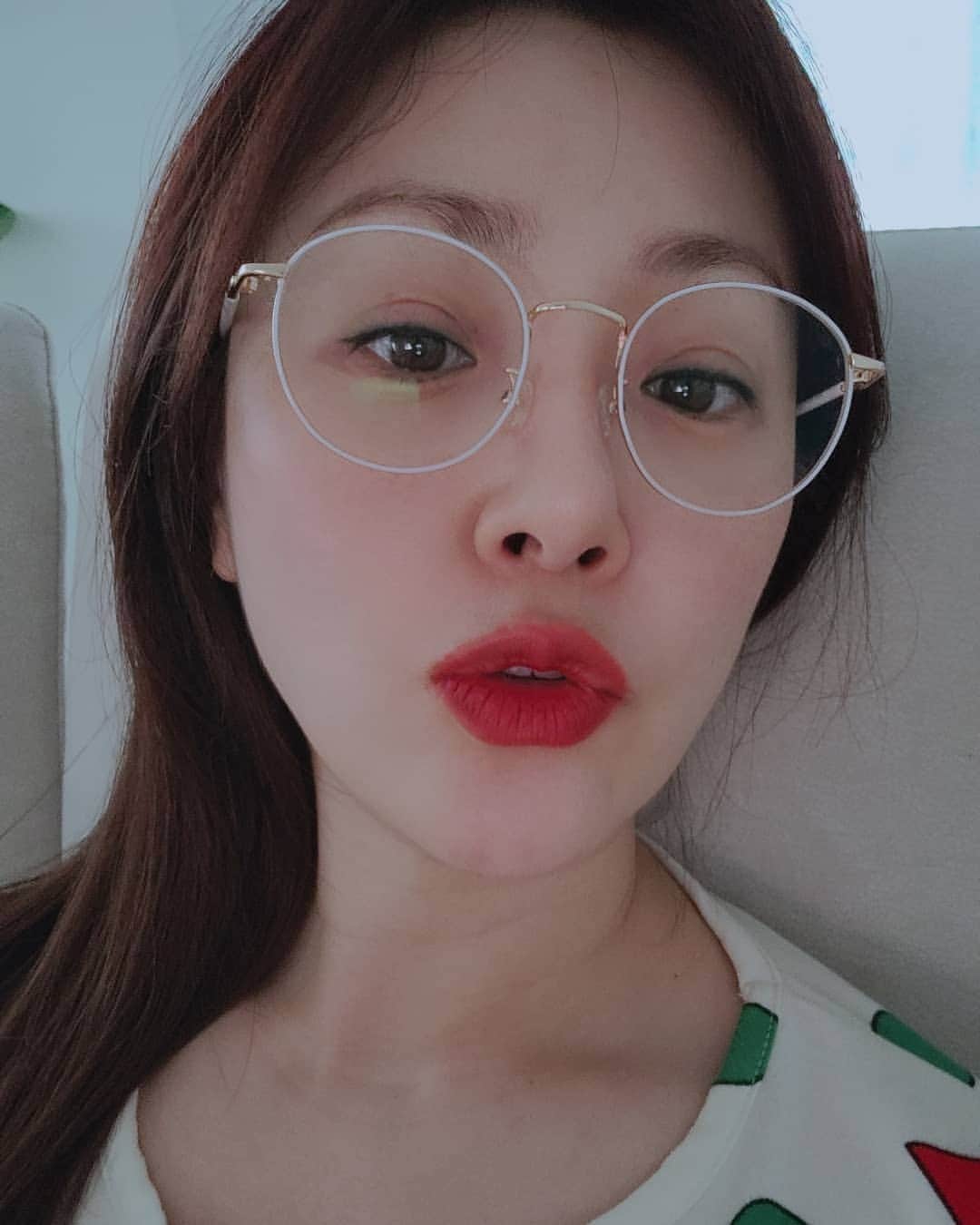 オ・ナラさんのインスタグラム写真 - (オ・ナラInstagram)「집에서도 #립스틱짙게바르고💄💋  #심심해서그램👉👈 #얼빡샷😆 자고있는 #루즈 #깨워보기😆  #잠옷바람🙈」12月8日 10時45分 - sabita_5