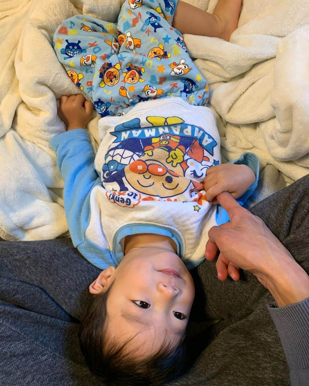 杉浦太陽さんのインスタグラム写真 - (杉浦太陽Instagram)「2歳になった朝…☀️  コア！誕生日おめでと〜っ🎂🎉  朝から癒してくれるねぇ^ - ^  @sugiurataiyou_official  #2歳になりました #コア #2歳になった朝 #誕生日おめでとう #今日はみんなでお祝いです」12月8日 10時48分 - sugiurataiyou_official