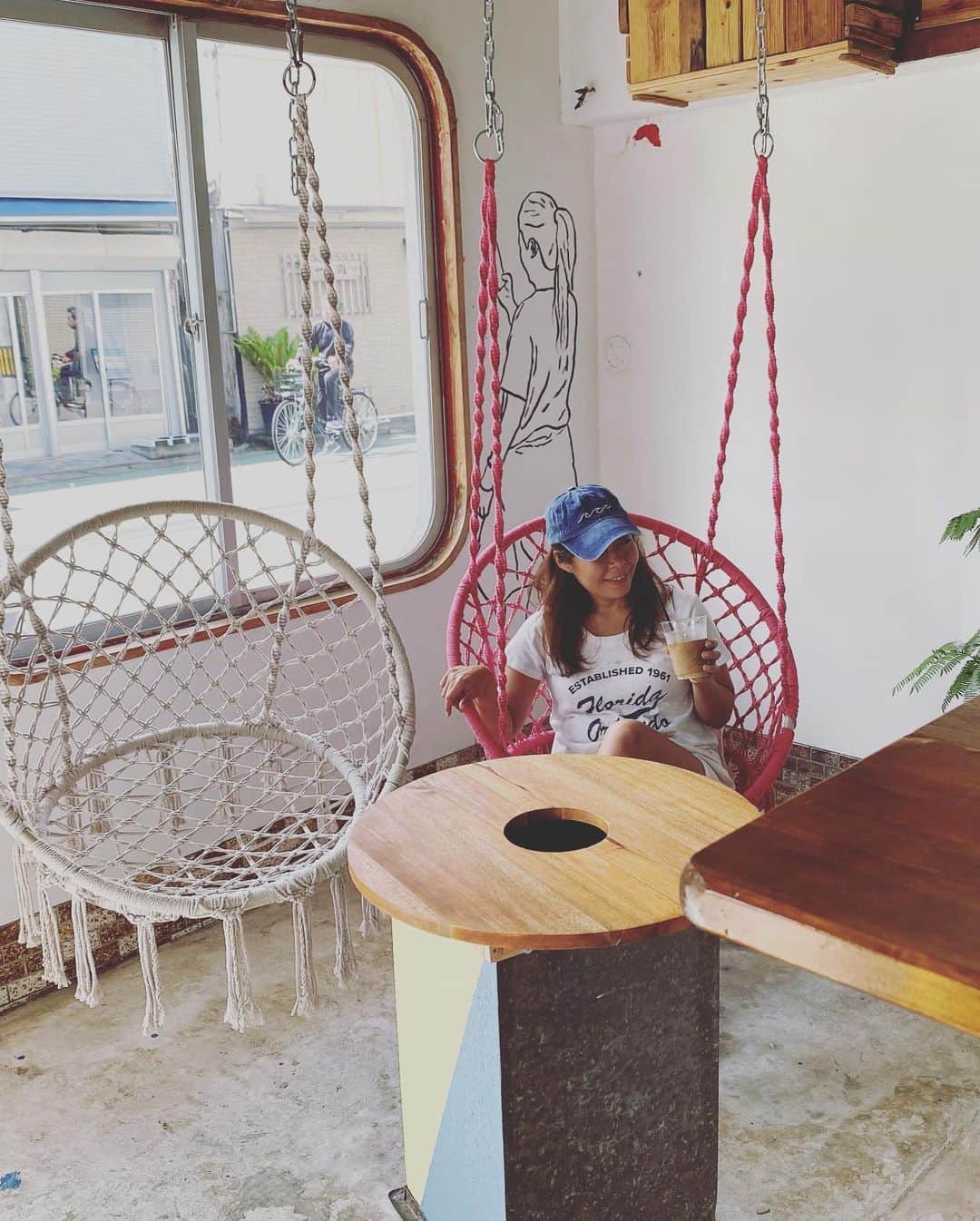 三谷晶子さんのインスタグラム写真 - (三谷晶子Instagram)「古仁屋勤務の友人に、 @cafe.namakemono にてカレーチーズトーストとわんぱく玉子サンド、バナナジュースのテイクアウトを頼んだ昨日。  カフェなまけものは、遠目から見るとお弁当屋さんですが、中はカフェ。おしゃれなカフェなのよ……！  まあ、でもこのお弁当屋さん感が古仁屋らしくていいんじゃないかとわたしは思っています。  ほとんどのメニューがテイクアウト頼めるそうなので皆さまぜひ🍴  #瀬戸内ストグレ飯 #瀬戸内テイクアウト応援 #瀬戸内美食倶楽部  #加計呂麻島 #kakeroma #kakeromajima  #kakeromaisland #奄美大島  #amami #amamiisland  #japanesefood #japanfood  #foodstagram  #foodphotography  #foodpic  #food  #island #islandlife  #islandlifestyle  #islandgirl  #islandgirlstyle  #cafe #sandwich  #toast」12月8日 11時02分 - akikomitani