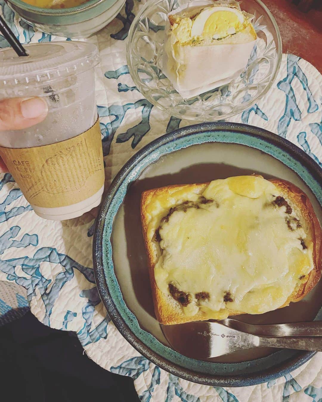 三谷晶子のインスタグラム：「古仁屋勤務の友人に、 @cafe.namakemono にてカレーチーズトーストとわんぱく玉子サンド、バナナジュースのテイクアウトを頼んだ昨日。  カフェなまけものは、遠目から見るとお弁当屋さんですが、中はカフェ。おしゃれなカフェなのよ……！  まあ、でもこのお弁当屋さん感が古仁屋らしくていいんじゃないかとわたしは思っています。  ほとんどのメニューがテイクアウト頼めるそうなので皆さまぜひ🍴  #瀬戸内ストグレ飯 #瀬戸内テイクアウト応援 #瀬戸内美食倶楽部  #加計呂麻島 #kakeroma #kakeromajima  #kakeromaisland #奄美大島  #amami #amamiisland  #japanesefood #japanfood  #foodstagram  #foodphotography  #foodpic  #food  #island #islandlife  #islandlifestyle  #islandgirl  #islandgirlstyle  #cafe #sandwich  #toast」