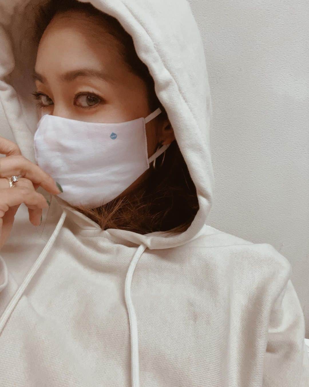 堀舞紀のインスタグラム：「😷 . . . さてさて。 みなさんの"マスク当たり前生活" いかがお過ごし？！w . . 私の中では ✔︎お洒落マスク、 ✔︎付けてて楽ちんマスク、 ✔︎忘れた時のサブマスク。 って感じで3種類くらいの分類があるょ🙃 . . 付けてて楽チンで 使用回数がリアル多いのが @towelmuseum のガーゼマスク。 . . なので刺繍しないバージョン もget!しました。 . . このガーゼマスクは スーパーとかでもしてる人とよくすれ違うので 勝手に "わかるよ〜ガーゼ気持ちいいよね〜つけやすいよね〜" と心の中で呟いてすれ違います。 (きっと向こうも同じ事を思ってるハズ) . . 今ならタオル美術館の公式Instagramアカウントで、 100名に『ハイドロ銀チタン®︎マスク』のセットが当たるキャンペーンをやっているそぅな。 @towelmuseum 要チェックや！ . . そんでもって今回は 『ハイドロ銀チタン®不織布マスク+4』 不織布バージョンも忘れた時のサブマスクとして 追加。一つ一つ袋に入っていて持ち歩きにもってこい。。 . . 『ハイドロ銀チタン®防御フィルター入りソフトガーゼマスク』 ↑ こちらは 洗濯機でガシガシ洗ってますが ヘタラズ、 ゴムもちょうど良く付けやすさは バツグンです。 . 抗菌防臭効果もあるらしいしね。 どなたか、私も使ってる〜🙋🏽‍♀️ って人〜？！ . . いいよねぇ。 . . 🥴 . . #pr #タオル美術館　#ハイドロ銀チタン #DRC医薬　#マスク　#タオル　#抗菌防臭 #花粉対策　#新型コロナウイルス対策 #飛沫対策　#市川海老蔵　#渡辺直美　＃プレキャン」