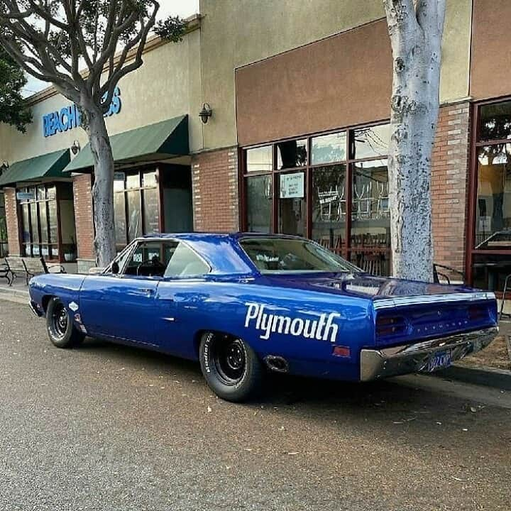 Classics Dailyさんのインスタグラム写真 - (Classics DailyInstagram)「#ClassicsFeature _____ Plymouth Roadrunner. Not something you see parked on the side of a city street too often. _____ #classiccar #musclecar #hotrod #protouring #prostreet #restomod #classicsdaily #streetrod #streetcar #customcar #hotrods #streetrods #plymouth #roadrunner #mopar」12月8日 11時00分 - classicsdaily