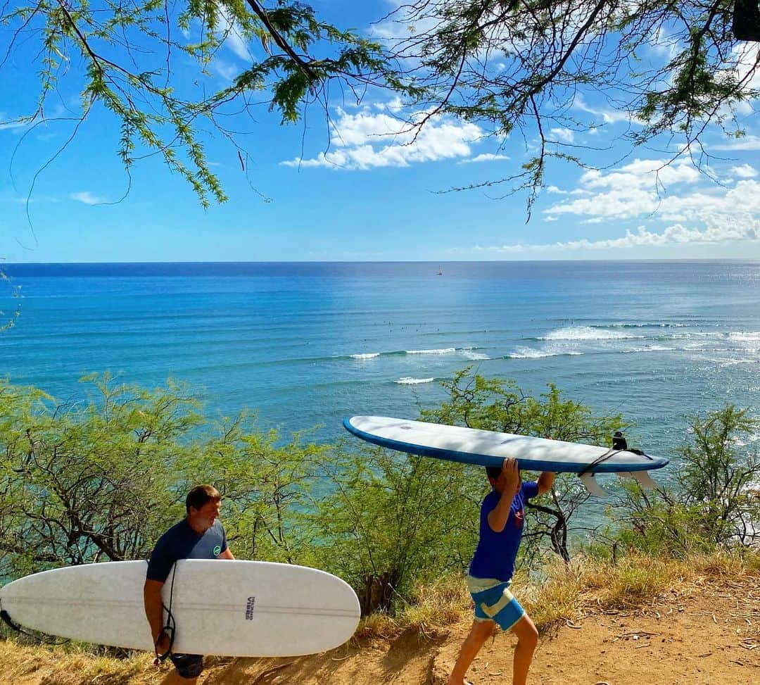 マキ・コニクソンさんのインスタグラム写真 - (マキ・コニクソンInstagram)「Aloha from Diamond Head Lookout!!  ここはサーフィン ポイントなんですよ！  今日もハワイ最高！🤙🏼  #エアハワイ🌺  #ハワイのおすそ分け🤙🏼  #ダイアモンドヘッドサーフィンポイント🏄‍♂️ #やっぱりハワイ🤙🏼」12月8日 11時02分 - makikonikson