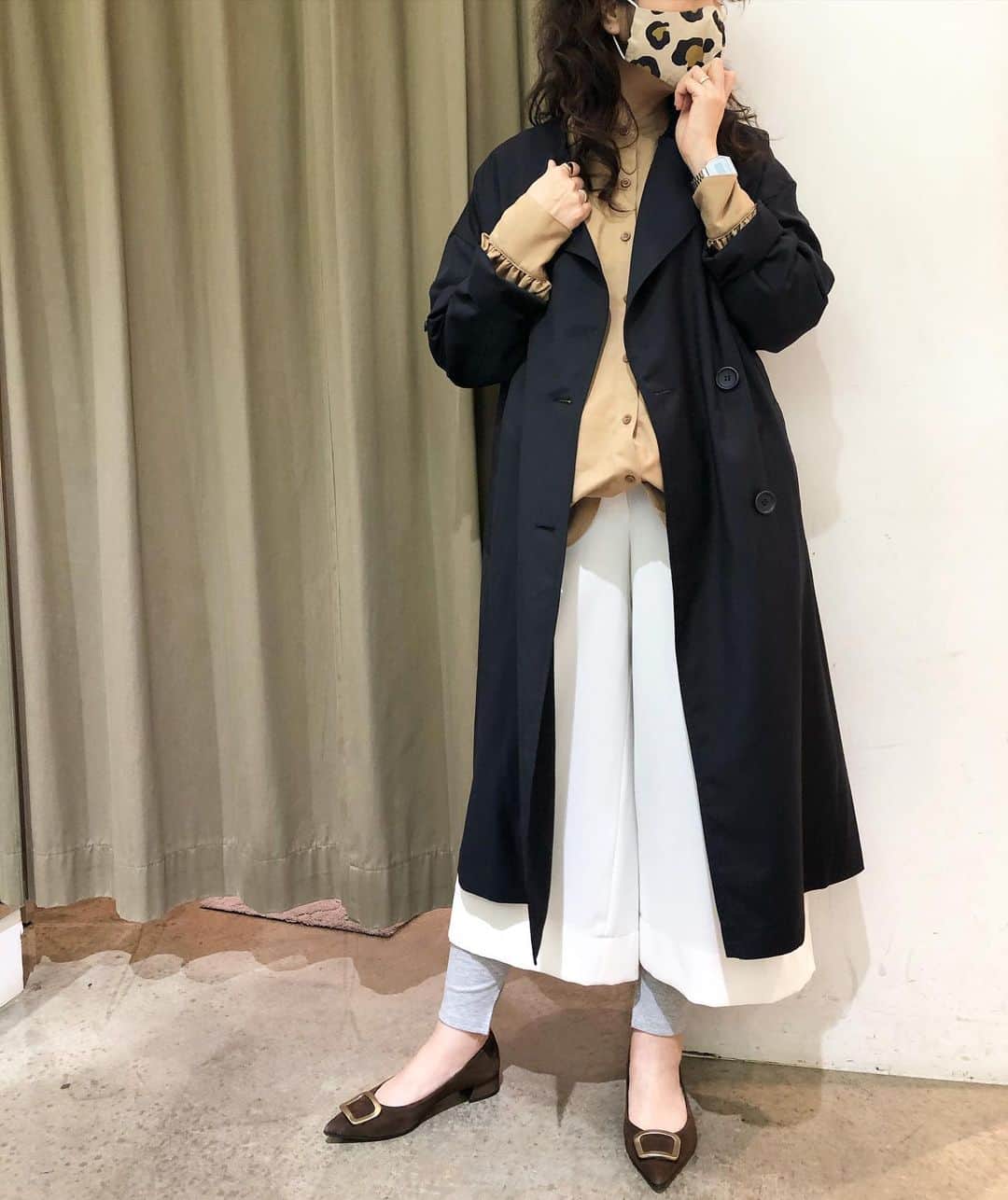GATHER yamatoのインスタグラム：「マスクをしてても お洒落に。 この冬クリーンな綺麗めを 狙うなら 服はシンプルにマスクは 派手目に。 これだけで十分お洒落です！ _______________________ コート #atsurotayama  24000円→30%OFF キャメルのブラウス #munich  19800円【taxin】 マスク #ninamew  2200円【tax in】 #大人がかっこよく映える服  #アラフィーコーデ #アラフォーコーデ #マスクと過ごす冬 #マスク越しに愛を語ろう #マスクファッション」