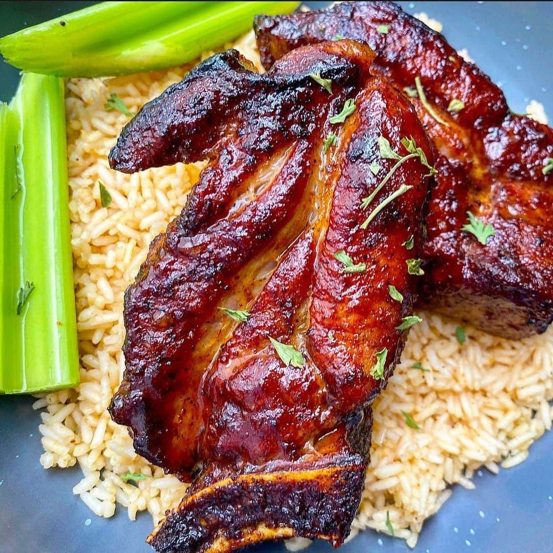 Flavorgod Seasoningsさんのインスタグラム写真 - (Flavorgod SeasoningsInstagram)「Sweet and Smokey Pork Ribs over Jasmati Rice 🔥⁠ -⁠ Seasoned with @flavorgod Sweet & Tangy 🔥⁠ -⁠ KETO friendly flavors available here ⬇️⁠ Click link in the bio -> @flavorgod⁠ www.flavorgod.com⁠ -⁠ For recipe @platesbykandt www.platesbykandt.com ⁠ -⁠ Flavor God Seasonings are:⁠ ➡ZERO CALORIES PER SERVING⁠ ➡MADE FRESH⁠ ➡MADE LOCALLY IN US⁠ ➡FREE GIFTS AT CHECKOUT⁠ ➡GLUTEN FREE⁠ ➡#PALEO & #KETO FRIENDLY」12月8日 11時20分 - flavorgod