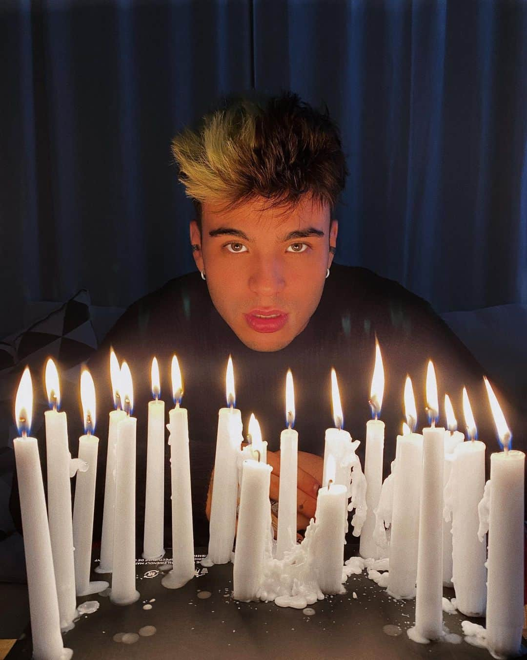 Sebastián Villalobosさんのインスタグラム写真 - (Sebastián VillalobosInstagram)「una velita pa que la luz nunca se te acabe, baby 🕯」12月8日 11時25分 - sebas