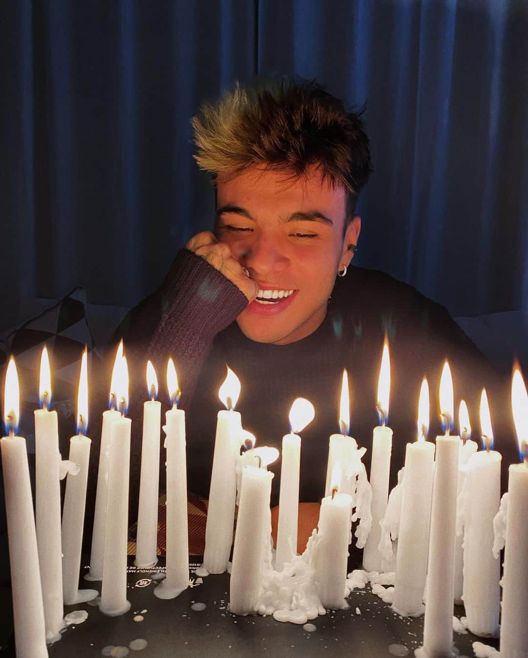 Sebastián Villalobosさんのインスタグラム写真 - (Sebastián VillalobosInstagram)「una velita pa que la luz nunca se te acabe, baby 🕯」12月8日 11時25分 - sebas