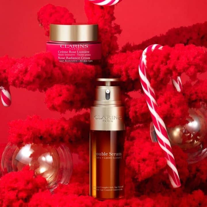 Clarins Canadaのインスタグラム：「In order to help you with Holiday shopping, Clarins has launched a virtual Christmas Boutique.🎁 In just a few clicks, you’ll get the ideal beauty suggestions for your loved ones. Stressed about not receiving your purchases on time? Check out our Holiday shipping guide to make sure your presents make it in time for Christmas.🎅📬⁣ __________⁣ Afin de vous aider dans votre magasinage des fêtes, Clarins a mis sur pied une Boutique de Noël virtuelle.🎁 En quelques clics seulement, nous vous proposons les essentiels beauté idéaux pour ceux que vous aimez. Peur de ne pas recevoir vos achats à temps ? Consultez notre guide d’expédition des fêtes pour assurer une livraison à temps pour Noël.🎅📬⁣ .⁣ .⁣ .⁣ #Clarins #ItsAllAboutYou #ChristmasWithClarins #SweetHoliday #ClarinsHoliday」