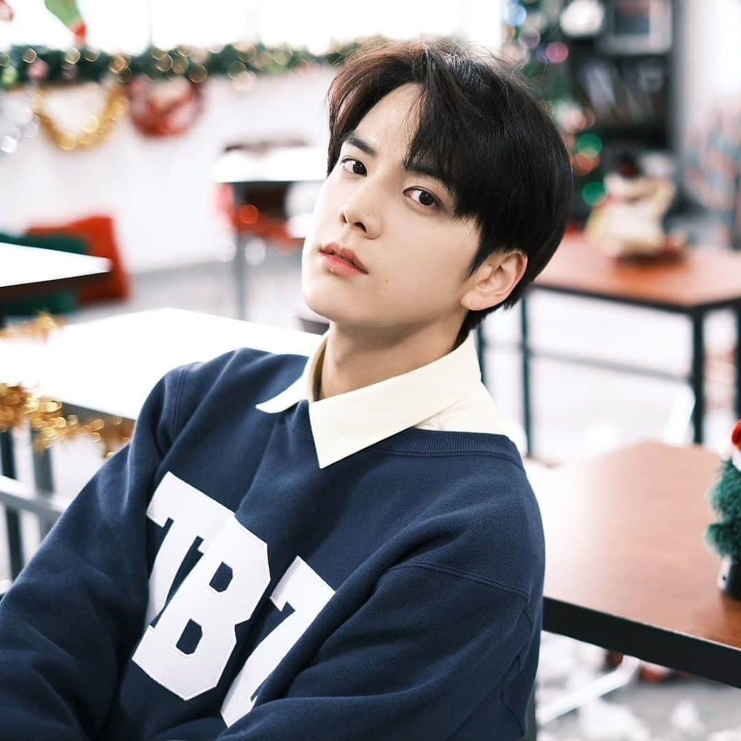 ヨンフンさんのインスタグラム写真 - (ヨンフンInstagram)「christmassy ❤️🎄 #THEBOYZ #더보이즈 #YOUNGHOON #영훈」12月8日 11時34分 - younghoon.theboyz