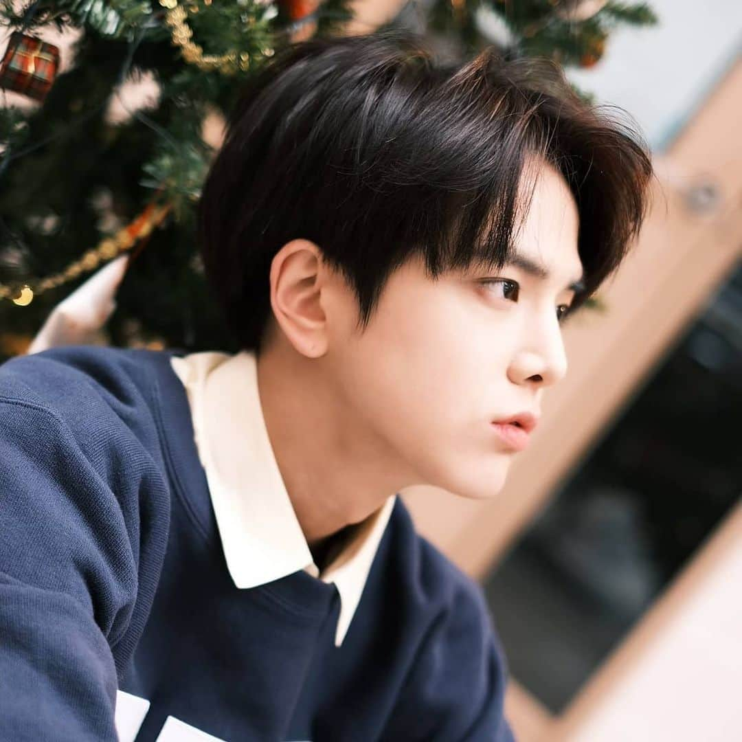 ヨンフンさんのインスタグラム写真 - (ヨンフンInstagram)「christmassy ❤️🎄 #THEBOYZ #더보이즈 #YOUNGHOON #영훈」12月8日 11時34分 - younghoon.theboyz