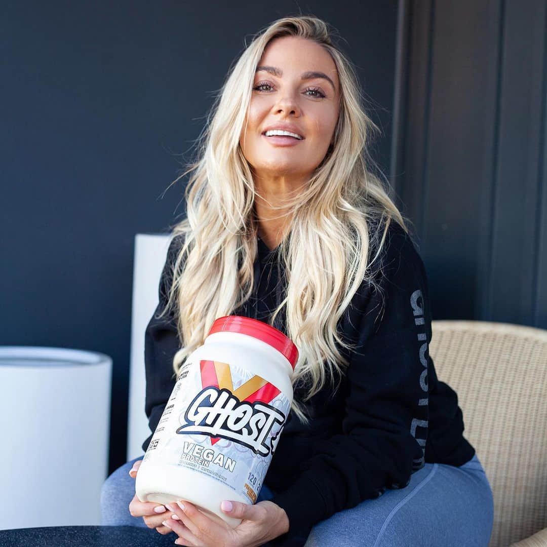 BROOKE EVERSさんのインスタグラム写真 - (BROOKE EVERSInstagram)「Gotta love an icy cold protein shake with all the goodies mixed in. My fav is the @ghostlifestyle Peanut butter cereal milk mixed with some ice, half a 🍌, handful of 🫐, some Ghost GLOW and Oat milk! Thank me later! 🤤  - Use my code “Brooke Evers” for a discount at checkout」12月8日 11時34分 - brookeevers
