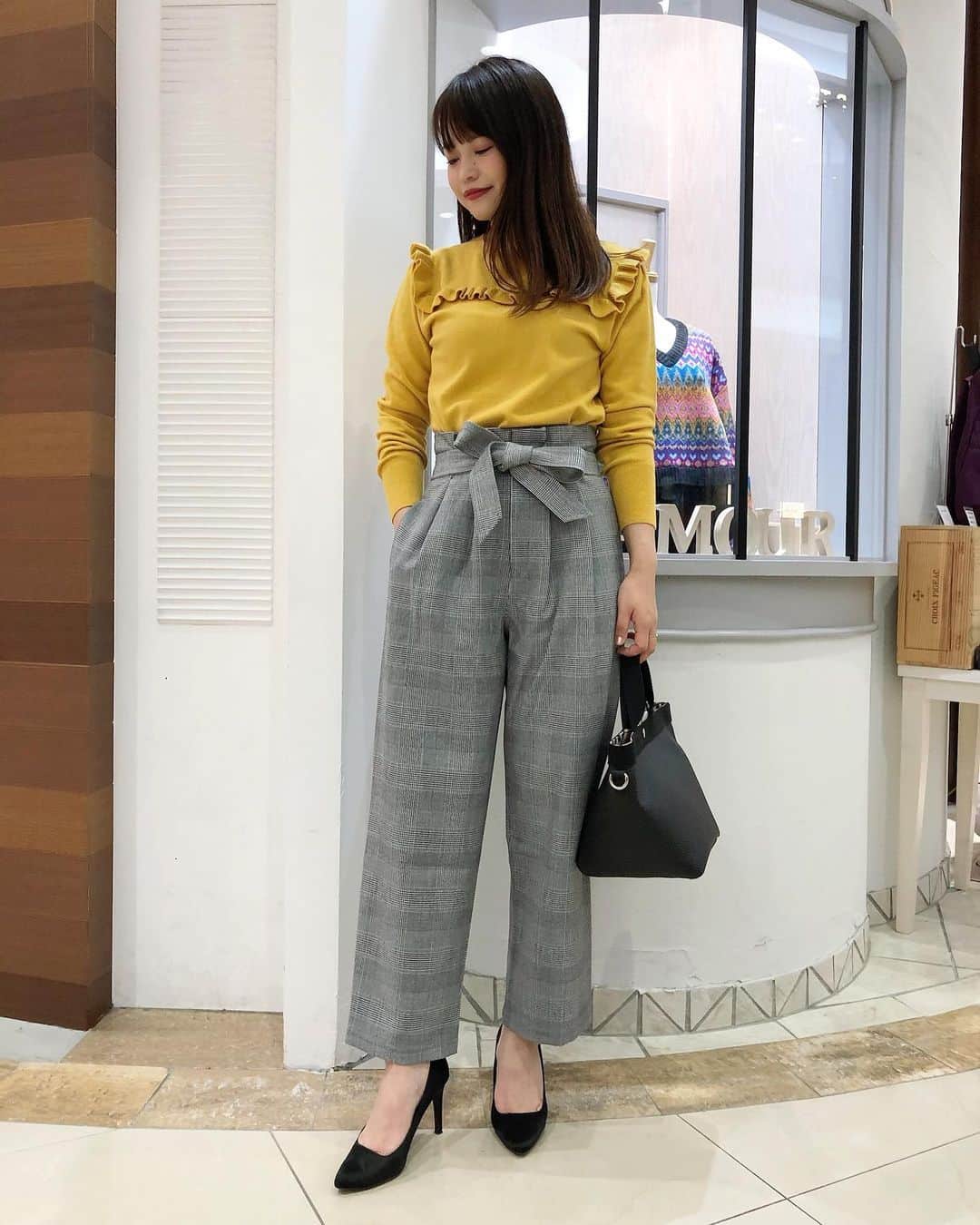 新谷美奈のインスタグラム：「.﻿ ﻿ マスタードのような落ち着きもあって﻿ 強く見えない絶妙なイエロー💛﻿ グレーをはじめ黒などの暗い色みにもなじみよく、﻿ 折り目正しいパンツにも﻿ “親しみ”のプラス効果を加えてくれる☺️﻿ 甘いフリルでさらに可愛げを🌙﻿ ﻿ Nina mew﻿ knit ¥16,000+tax﻿ pants ¥20,000+tax﻿ bag ¥9,200+tax﻿ ______________________________________﻿ ﻿ 🎍Nina mew 2021 HAPPY BAG🛍﻿ 数量限定！ご予約承っております🤍﻿ ﻿ @ninamew_official#Ninamew#ニーナミュウ#ゆめタウン#ゆめタウン佐賀#セレクトショップ#selectshop」
