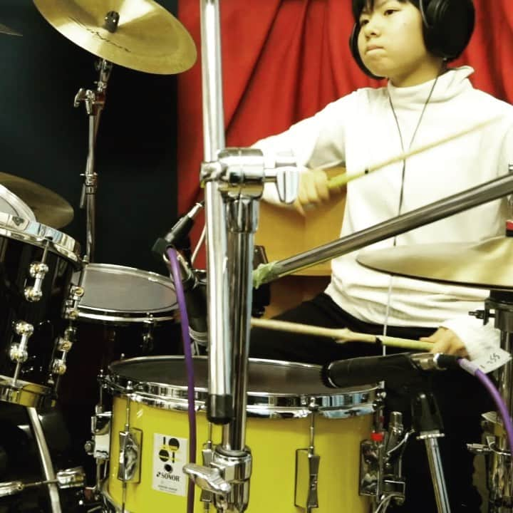 かねあいよよかのインスタグラム：「"Yoyoka Drum Course" after a long time❗️﻿ This time,"9 Snares Comparison"🥁🥁﻿ ﻿  The full video is on my YouTube channel (please access from the link in my profile) 　 @pearl.drums.jp @pearl_drums @pearldrumseurope @pearl_indonesia @pearl_drums_global @pearldrumsaustralia @sonordrumco @trapsdrum_italia   久々のドラム講座🔥﻿ 9つのスネアを叩き比べてみました🥁🥁  #snare #snaredrum #yoyoka #yoyokasoma #よよか #ドラム講座 #スネア #drumcourse #pearl #sonor」