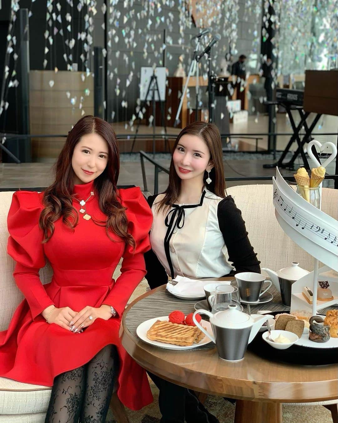 のインスタグラム：「I had an afternoon tea at @conradhotels   with my favorite friend.  I had a very good time☕️🍰❤️ ・ いつも可愛いちぃちゃん❤️ @chirolu626 と4年ぶりの再会🙈💕 積もり積もったお話が沢山あって 止まらないガールズトーク😍🎉 楽しい時間はあっと言う間🙈🎀 ちぃちゃん❤️楽しい時間のお誘いありがとう👸🎄👸 また近いうち遊ぼうね🌷 ・ #conrad#conradosaka#luxury#luxuryhotel#afternoontea#sweets#teatime#osaka#japan#osakajapan#vancleefarpels#japan_of_insta#japanesegirl#japanesefood#lunch#ootdfashion#outfitoftheday  #コンラッド大阪#アフタヌーンティー#ランチ#スイーツ巡り#スイーツ#ラグジュアリーホテル#デザート」
