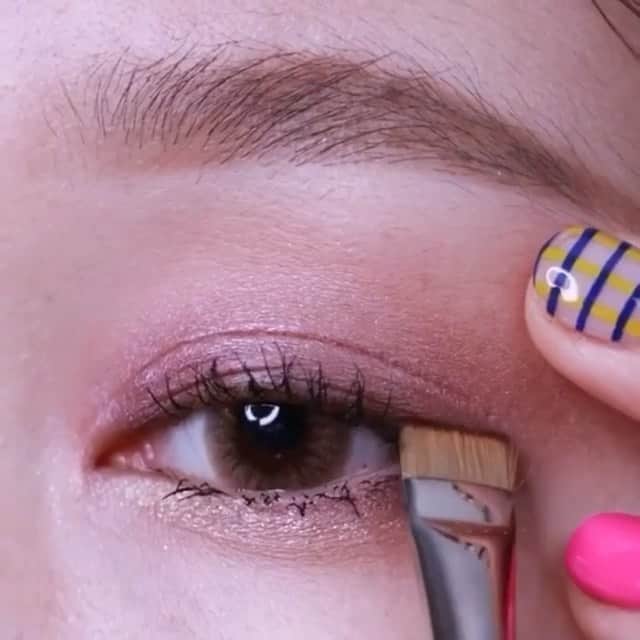 M∙A∙C Cosmetics Japanのインスタグラム：「ホリデー限定の12色アイパレットで星が瞬くような幻想的な目もとに💫 ㅤ ■ロケット トゥ フェイム アイ シャドウ X 12 パレット（税込9,900円） ㅤ Regram from @b_bangg_  #MACFrostedFirework #MACクリスマスコフレ2020#MACHoliday #MACCosmeticsJapan #MACCosmetics #MAC #MACコスメ #マックコスメ #コスメ#コスメ紹介#コスメ好き#コスメレポ #化粧品 #デパコス #コスメ部 #コスメマニア#トレンドメイク#秋メイク#メイクテク#アイメイク#アイシャドウ#グラデーション#アイシャドウパレット#キラキラ#キラキラメイク#限定#限定コスメ#限定品#クリスマスコフレ#クリスマスコフレ2020」