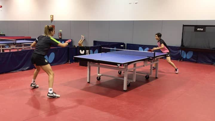 ジェシカ・ヤマダのインスタグラム：「Saudades dessa parede @_brunatakahashi 💪👊🏓❤️ #saudades#porto#portugal#footwork @jjyamadatabletennis @jjyamadabutterflybrazil」