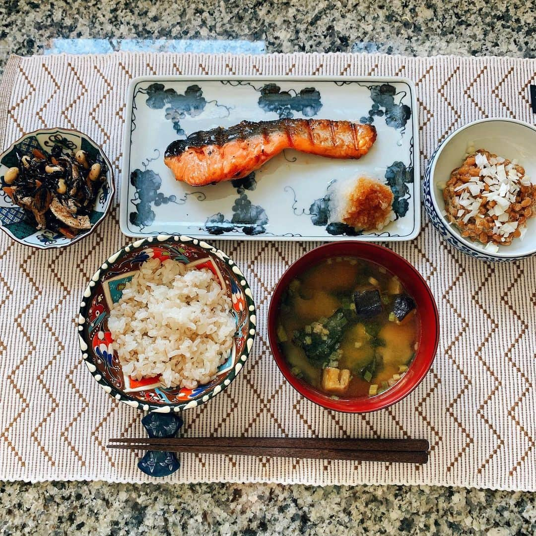 多岐川華子さんのインスタグラム写真 - (多岐川華子Instagram)「落ち着く和食のお昼ごはん☺️腸内環境を良くするためにも食物繊維は毎食摂った方がいいと言われてます。  〈食物繊維〉+〈発酵食品〉この組み合わせが🙆‍♀️  この食事だと、 食物繊維→ひじき 発酵食品→納豆  必ず毎食は難しいけど、意識するだけでだいぶ変わるので心掛けてます。  腸内環境が乱れていると、 肌荒れ、むくみ、太りやすくなる、イライラする、集中力がなくなる… などなど沢山不調が出てきてしまうんです。  整っていれば、免疫力もアップして幸せホルモンだって出るから（←本当に） やはり美容、健康、全てにおいて色々試す前にまず腸活だと思ってます💪 . . #food#foodstagram#instafood#cooking#home#lunch#japan#japanesefood#おうちごはん#お昼ご飯#ランチ#和食#和定食#魚定食#焼鮭#ひじきの煮付け#納豆#お味噌汁#もち麦ご飯#一汁三菜#食物繊維#発酵食品#健康#栄養ごはん#免疫力#美容#美容ごはん#腸内環境#腸活#はなこ飯」12月8日 11時47分 - hanako__official