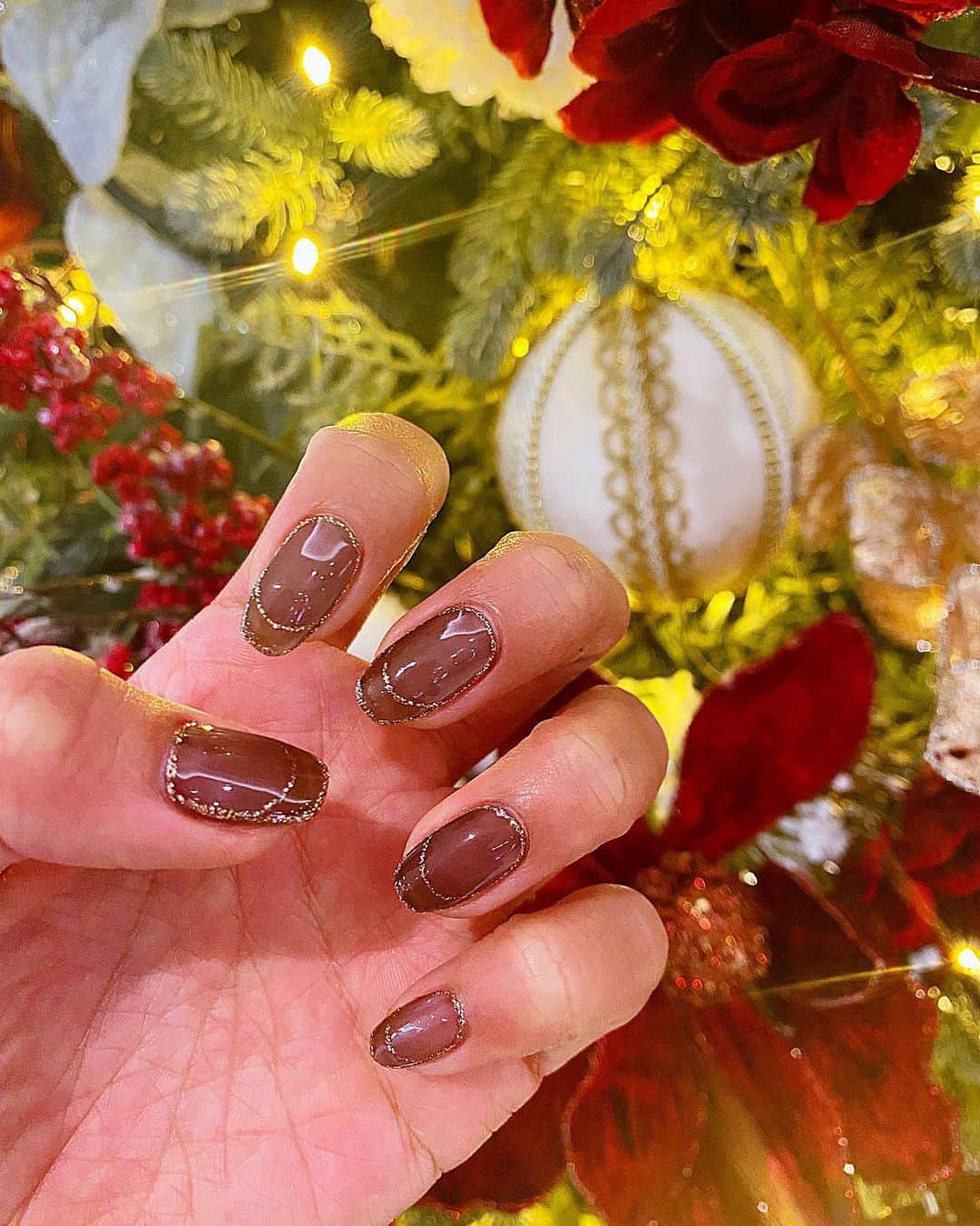 太田モニカのインスタグラム：「たまにはネイルの投稿っ💅🎄 モニカはいつもシンプルネイルが好きっ❤︎ . . かれこれ２０歳からずっとネイルしてるわ笑 自己満だけど気分上がるからやめられない😩✨ . . では、みなさん素敵な一日を❤️ . . #monika #monikalifestyle  #love #happy #nail #handnail  #simplenails #instagood  . #モニカ　#モニカライフスタイル #ネイル　#シンプルネイル　#ネイルデザイン　#クリスマスネイル　#囲みネイル　#囲みネイルデザイン」