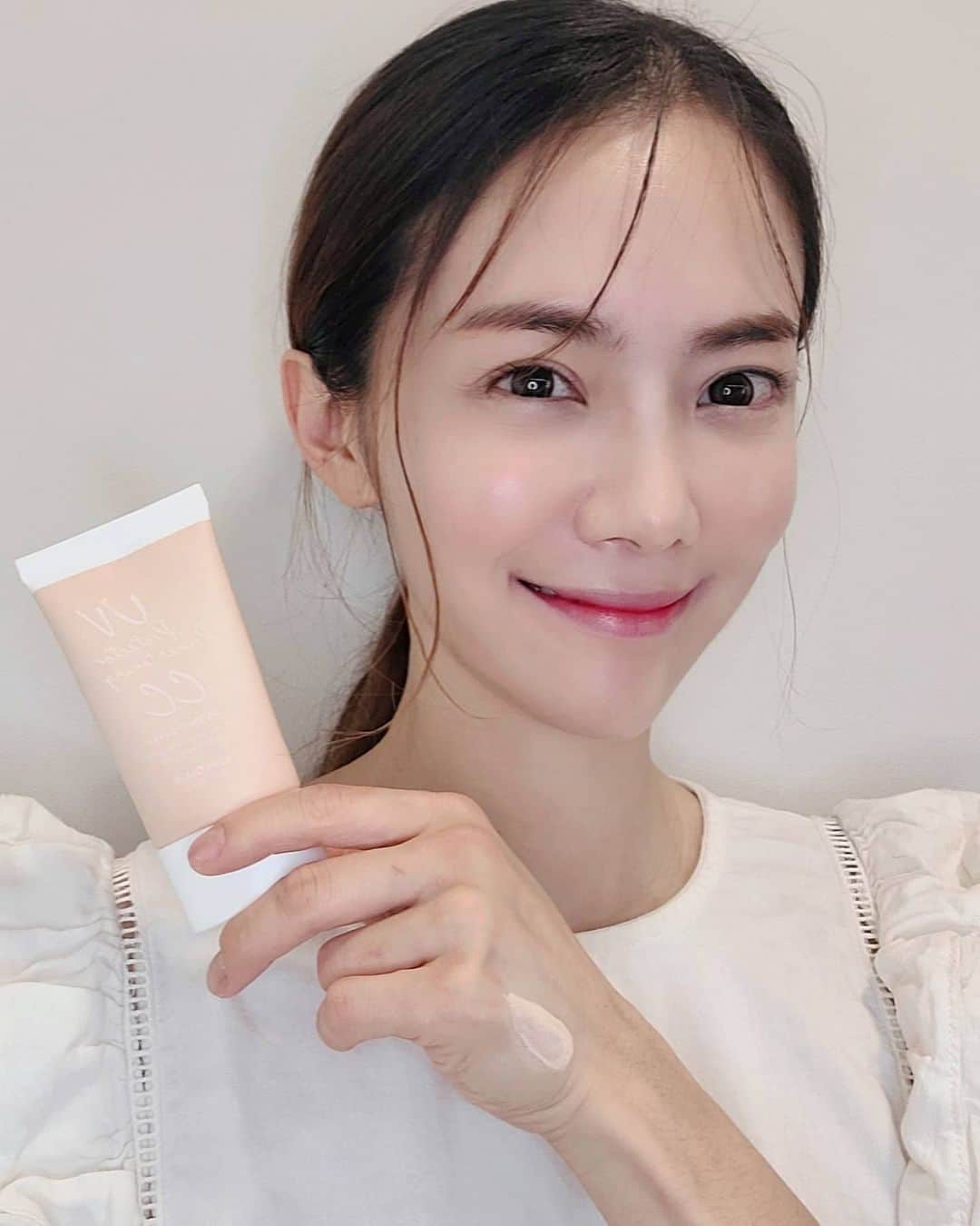 ユ・ハナさんのインスタグラム写真 - (ユ・ハナInstagram)「집에만 콕 틀어박혀있으니깐 밖이 추운지도 모르겠어욧.  김치냉장고가 고장이 났는데  서비스센터는 연결도 안되고오!  버릴 것도 많고 나눔해얄것도 많고  미니멀라이프 하고싶은데 아니..되..겠..지요..🤣   #만능썬씨씨크림 은, 이미 구매하신 분들이 너무 많으셔서 좋은 걸 제가 설명할 필요가 없을만큼 리얼 찐 후기가 대신하는 듯해요👍   내일까지 최저가에다, 프롬하나에서만 드리는 선물인, #토너티슈 그리고 #아로마미스트 까지 득템해가세욧 😘  #토너티슈 는, 한박스에 20매가 들어있고 1매에 충분한 토너가 적셔져있는 토너티슈가 2장 들어있어서 전 하나뜯어 아침에 하나 저녁에 하나 써요!  여행갈때 출장갈때 짐 부피 확줄여주고 티슈가 부드럽게 각질제거까지 도와줘서 1석2조의 역할도 해요. 요즘은 여행, 출장보단 부모님댁갈때 엄청 유용하게 잘 썼죠. 없을 땐 모르지만 있으면 진짜 간편하고 편하게 자~알 써서 이젠 다쓰면 아쉬워지는 제품이되었답니다.  사은품으로 또 드리고 있는 #아로마미스트 🌸 뷰디아니라는 브랜드가 한남동에 스파샵을 운영하고 있고 그 스파샵에서는 뷰디아니 제품으로 셀럽과 고객들을 관리해요. (#bts 가 살고있다는 그 멋진집을 쌱~지나면 바로 뷰디아니 스파샵을 만나실 수 있답니다♡) 그런만큼 뷰디아니 아로마미스트의 향기는 마치 스파샵에 온듯 힐링을 가져다줘요. 힐링+수분+진정+보습 으로 스파받는 기분을 느껴보실 수 있답니다.  만능썬씨씨크림 만큼이나 탐나는 사은품❤  내일 수요일까지  프롬하나닷컴😘」12月8日 11時50分 - hahana111