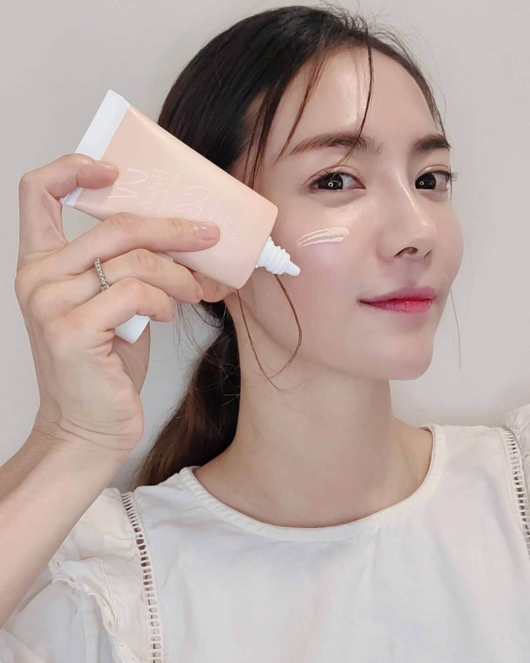 ユ・ハナのインスタグラム：「집에만 콕 틀어박혀있으니깐 밖이 추운지도 모르겠어욧.  김치냉장고가 고장이 났는데  서비스센터는 연결도 안되고오!  버릴 것도 많고 나눔해얄것도 많고  미니멀라이프 하고싶은데 아니..되..겠..지요..🤣   #만능썬씨씨크림 은, 이미 구매하신 분들이 너무 많으셔서 좋은 걸 제가 설명할 필요가 없을만큼 리얼 찐 후기가 대신하는 듯해요👍   내일까지 최저가에다, 프롬하나에서만 드리는 선물인, #토너티슈 그리고 #아로마미스트 까지 득템해가세욧 😘  #토너티슈 는, 한박스에 20매가 들어있고 1매에 충분한 토너가 적셔져있는 토너티슈가 2장 들어있어서 전 하나뜯어 아침에 하나 저녁에 하나 써요!  여행갈때 출장갈때 짐 부피 확줄여주고 티슈가 부드럽게 각질제거까지 도와줘서 1석2조의 역할도 해요. 요즘은 여행, 출장보단 부모님댁갈때 엄청 유용하게 잘 썼죠. 없을 땐 모르지만 있으면 진짜 간편하고 편하게 자~알 써서 이젠 다쓰면 아쉬워지는 제품이되었답니다.  사은품으로 또 드리고 있는 #아로마미스트 🌸 뷰디아니라는 브랜드가 한남동에 스파샵을 운영하고 있고 그 스파샵에서는 뷰디아니 제품으로 셀럽과 고객들을 관리해요. (#bts 가 살고있다는 그 멋진집을 쌱~지나면 바로 뷰디아니 스파샵을 만나실 수 있답니다♡) 그런만큼 뷰디아니 아로마미스트의 향기는 마치 스파샵에 온듯 힐링을 가져다줘요. 힐링+수분+진정+보습 으로 스파받는 기분을 느껴보실 수 있답니다.  만능썬씨씨크림 만큼이나 탐나는 사은품❤  내일 수요일까지  프롬하나닷컴😘」
