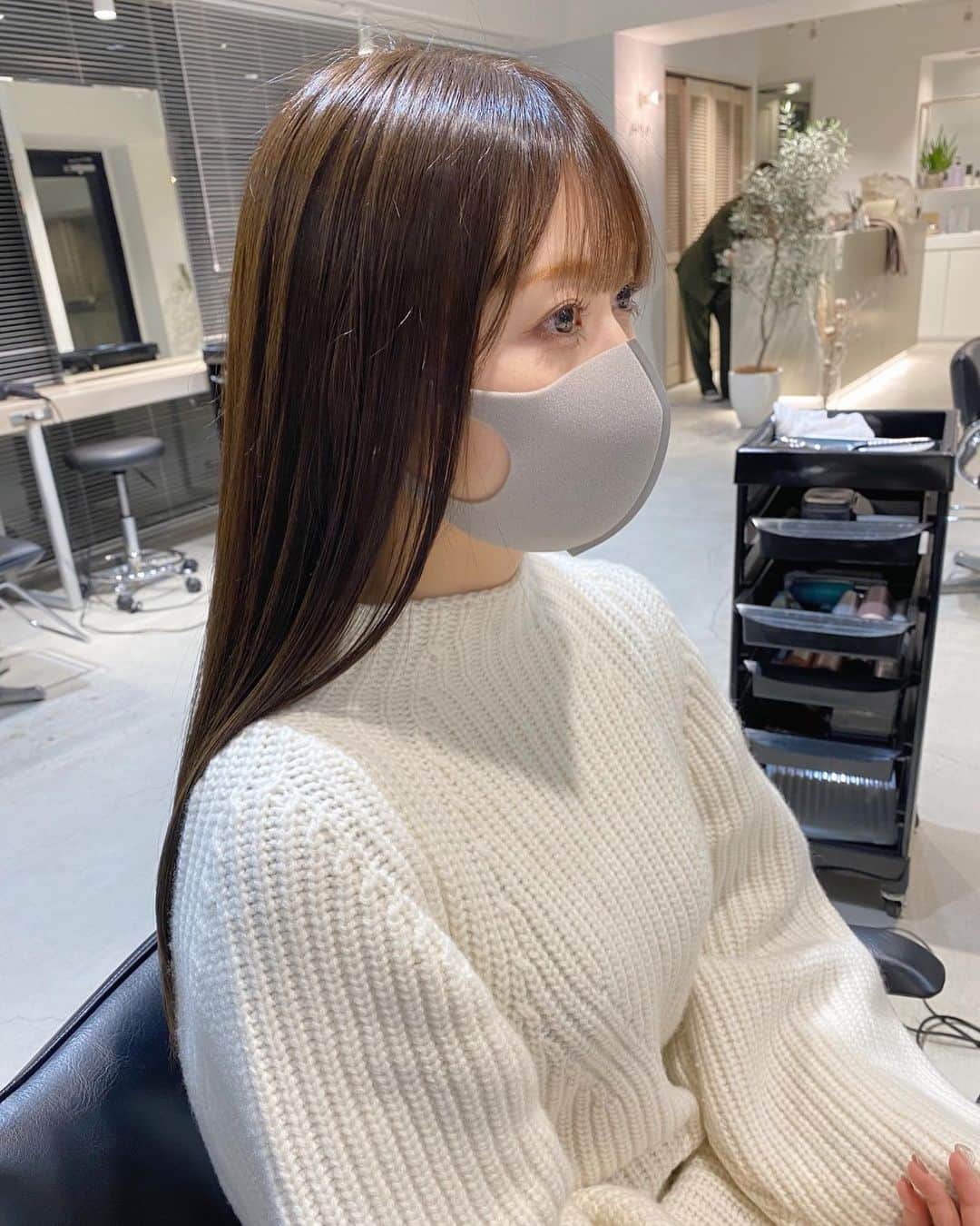西村季里子のインスタグラム：「・  髪の毛のメンテナンスしてきた🤎  カラーはちょっとだけ明るく…🦁✨  なんとなく長さは伸ばしてるから、 毛先の傷んでるところだけ切った✂︎  いつも担当は @shea_shomaaaaa さん🥰 誕生日が1日違いでいつも盛り上がる🎂 来年もいい年になりますように👏🏻（笑）  #美容院#メンテナンス#カラー#カット #ベージュカラー#ロングヘア #どこまで伸ばそう#髪型迷走 #ゲッターズ飯田#金の時計座  #follow#followｍe」