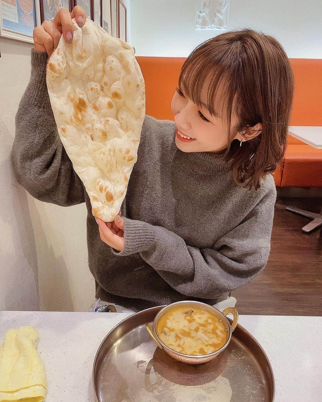 のインスタグラム：「大きいナ〜ン🫓🍛﻿ ﻿ ﻿ 先日、BsGirls OGのMANAと﻿ ランチした日の📸♩﻿ ﻿ ﻿ めっちゃ大きくないですか？？﻿ ﻿ ﻿ ナスとチーズのカレーにしました♩﻿ カレーってめっちゃ種類あるけど﻿ どれがいいか分からないので﻿ 結局いつもここのお店では﻿ 同じのを注文してしまいます…(笑)﻿ ﻿ ﻿ 何カレーが好きですか？？🐒﻿ ﻿ ﻿ ﻿ 久しぶりにMANAとも会えて﻿ とてもいい時間でした🐥♥️﻿ ﻿ ﻿ ﻿ ﻿ ﻿ ﻿ #オリックス #Bs2020 #BsGirls #オリ姫﻿ #野球 #プロ野球 #オリックスバファローズ #超革新系﻿ #野球女子　#野球好き　#京セラドーム大阪　﻿ #ナン #カレー #大阪ランチ #ランチ﻿ #baseball #ORIX #Buffaloes #BINNOVATION﻿ #MIYU #miyu_337  #🐼 ﻿」