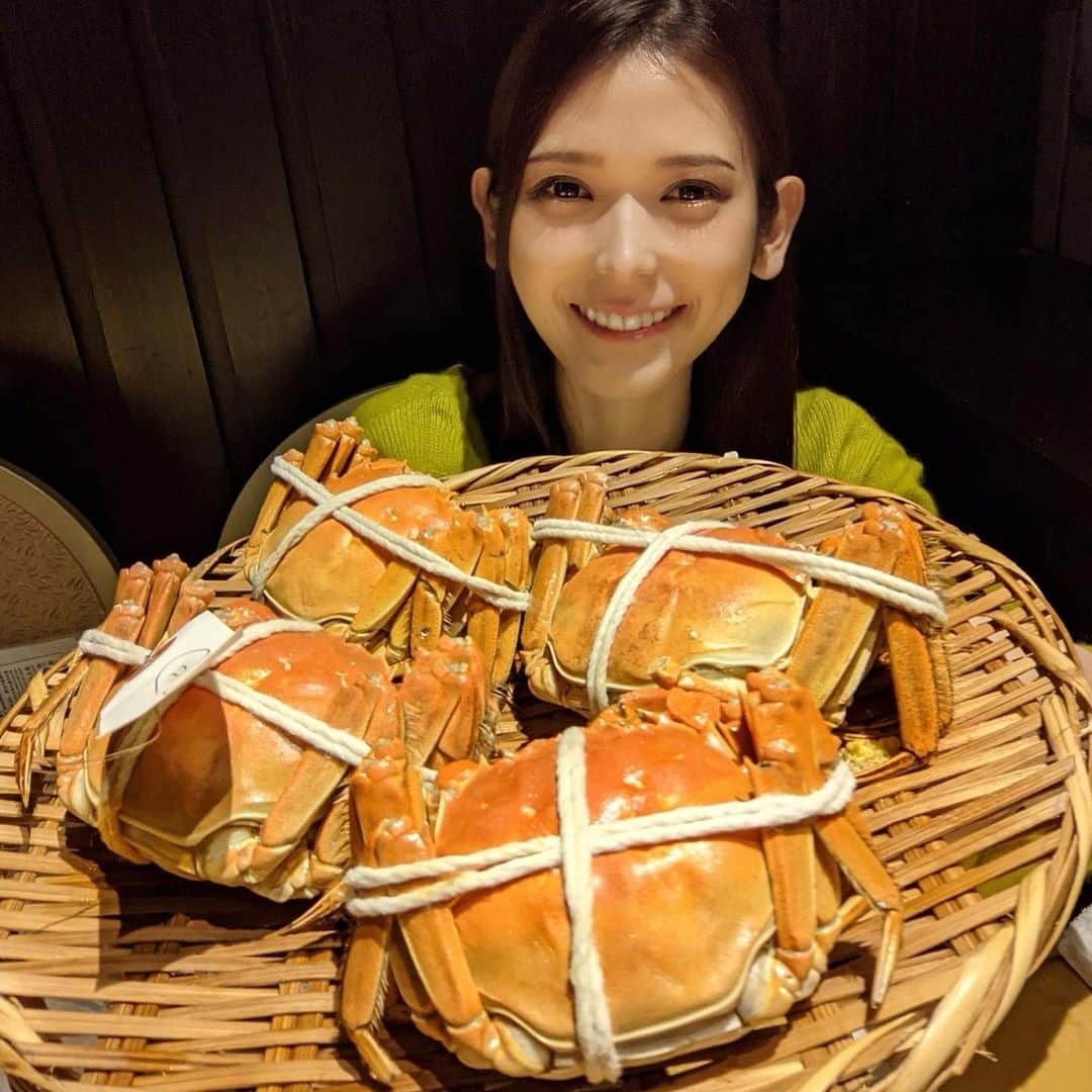 大見さなえさんのインスタグラム写真 - (大見さなえInstagram)「上海蟹の姿蒸し😍😍😍🦀🦀﻿ もうね、1年間待ってずっと上海蟹食べたかった🥺🦀﻿ 神保町『#新世界菜館 』﻿ ﻿ コースで一部上海蟹食べれるのも嬉しいけど﻿ 比較的気軽なお店でひたすら上海蟹食べたい！！﻿ それが叶うお店🤤💓💓﻿ しかも9月上旬〜2月下旬ごろまで食べれる！！﻿ ﻿ 上海蟹の姿蒸し オスメス食べ比べ🦀6000円﻿ 蒸す前に活きとる上海蟹を見せてくれます✨﻿ そこから蒸してお店の方が半分に切ってくださって登場🦀﻿ ﻿ あの独特のねっとり感がたまらん！！！﻿ 舌にまとわりつく感じ🤤💓﻿ ﻿ メスは卵がたっぷり入っとるよ！！✨﻿ 味噌の濃厚さが紹興酒ともあう(*´꒳`*)🥃﻿ ﻿ お高いお店とかだともう捌いてあって﻿ 上にあるほぐしてある身を食べるのみ！ってお店もいいけど﻿ 友達とわいわいしながら自分達でほぐしていくのも﻿ 夢中になって楽しい(*^^*)﻿ ﻿ ーーーーーーーーーーーーーーーー﻿ エリア　神保町﻿ ☎︎ 03-3261-4957﻿ ﻿ 営業時間﻿ [月～土]﻿ 11:00～21:30(L.O.21:00)﻿ [日・祝]﻿ 11:00～21:00(L.O.20:00)﻿ 日曜営業﻿ 定休日　年末年始﻿ ﻿ #上海蟹 #上海蟹の姿蒸し #蟹 #大闸蟹﻿ #これを待っとったと」12月8日 11時53分 - tabe_megumi