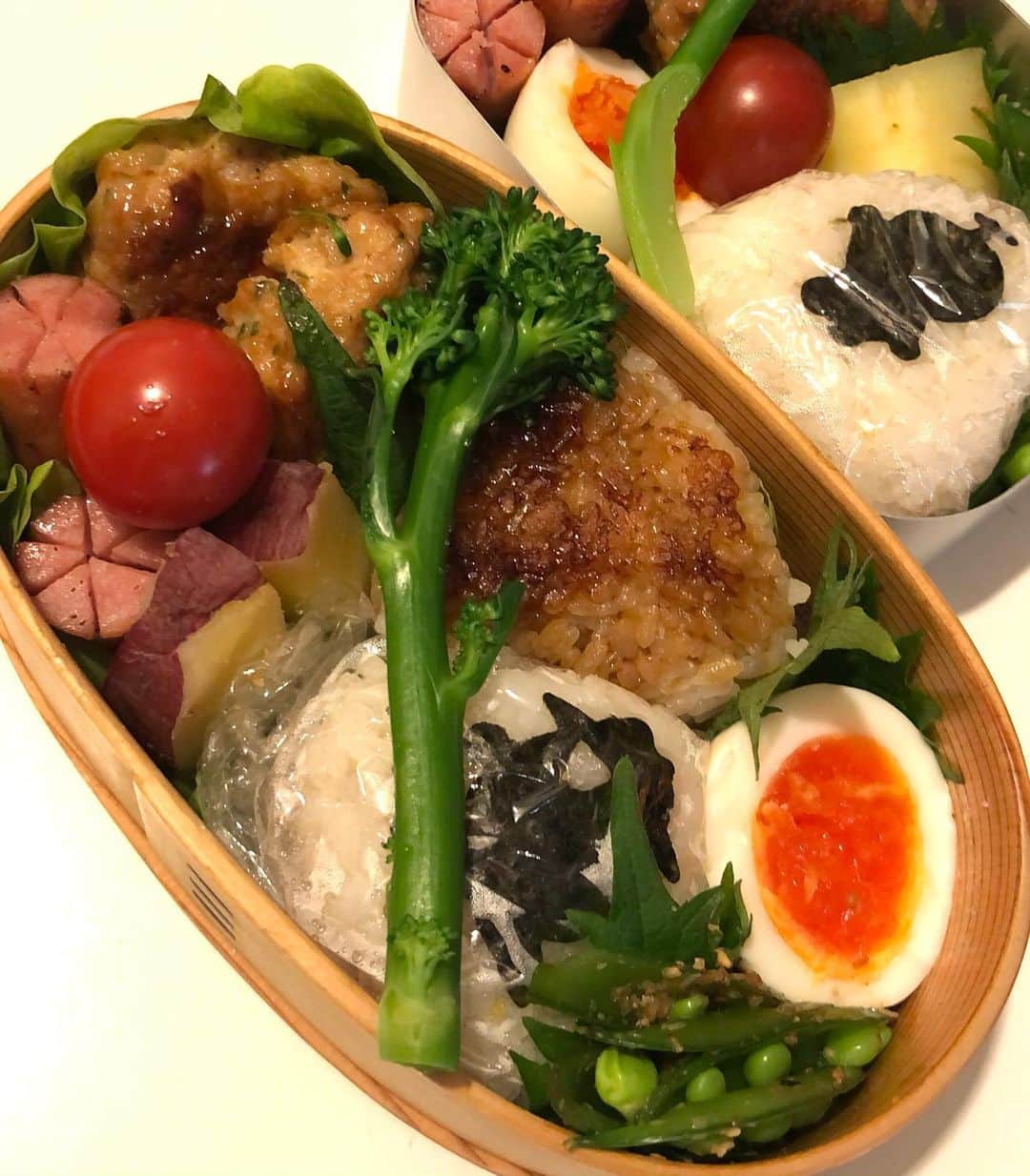 甘糟記子さんのインスタグラム写真 - (甘糟記子Instagram)「昨日のお弁当( ^ω^ )  お弁当用に取っておいたお肉でつくねちゃん！ あとは、蒸したサツマイモ、茹で卵、スナップエンドウの胡麻和え、スティックブロッコリー、トマト、ウィンナー、おにぎりです(o^^o)  愛たるベジタブル @italvegetable さんから届いた箱に、お弁当にも使える野菜を沢山入っていたので助かる〜\(//∇//)\  しかもチビ達はスナップエンドウとか、ブロッコリーとか、サツマイモ大好きなので大喜び(≧∀≦)  そして夜は大崎駅前にある焼肉屋　光陽へ！  ほぼ1年ぶりに会う同級生のお誕生日お祝い( ^ω^ )  肉が大好きで、いつも一緒に焼肉屋巡りをしています！ 　  とにかく気持ちよく沢山食べてくれる友達なので、久しぶりに会ってもあの食べっぷりを見ると安心するわ〜（笑）  ちなみに、2人で光陽のハラミを絶賛！  2枚目の写真のハラミ、これでニ人前！！一人前1800円なのに、ボリュームたっぷりで安くて美味い！！  あとね〜、チャプチェが美味しいの！！  チャプチェとコムタンスープが食べたくなる時は光陽だよね〜\(//∇//)\  サクサクっとだけど、今年も一緒に焼肉食べられて良かった！！  お誕生日おめでとう(o^^o)  #甘糟ご飯#ご飯#昼ごはん#ランチ#ランチボックス#弁当#曲げわっぱ#わっぱ弁当 #つくね#スティックブロッコリー#愛たるベジタブル #焼肉#光陽#焼肉光陽#大崎#ハラミ#ハラミが美味い」12月8日 12時03分 - norihey924