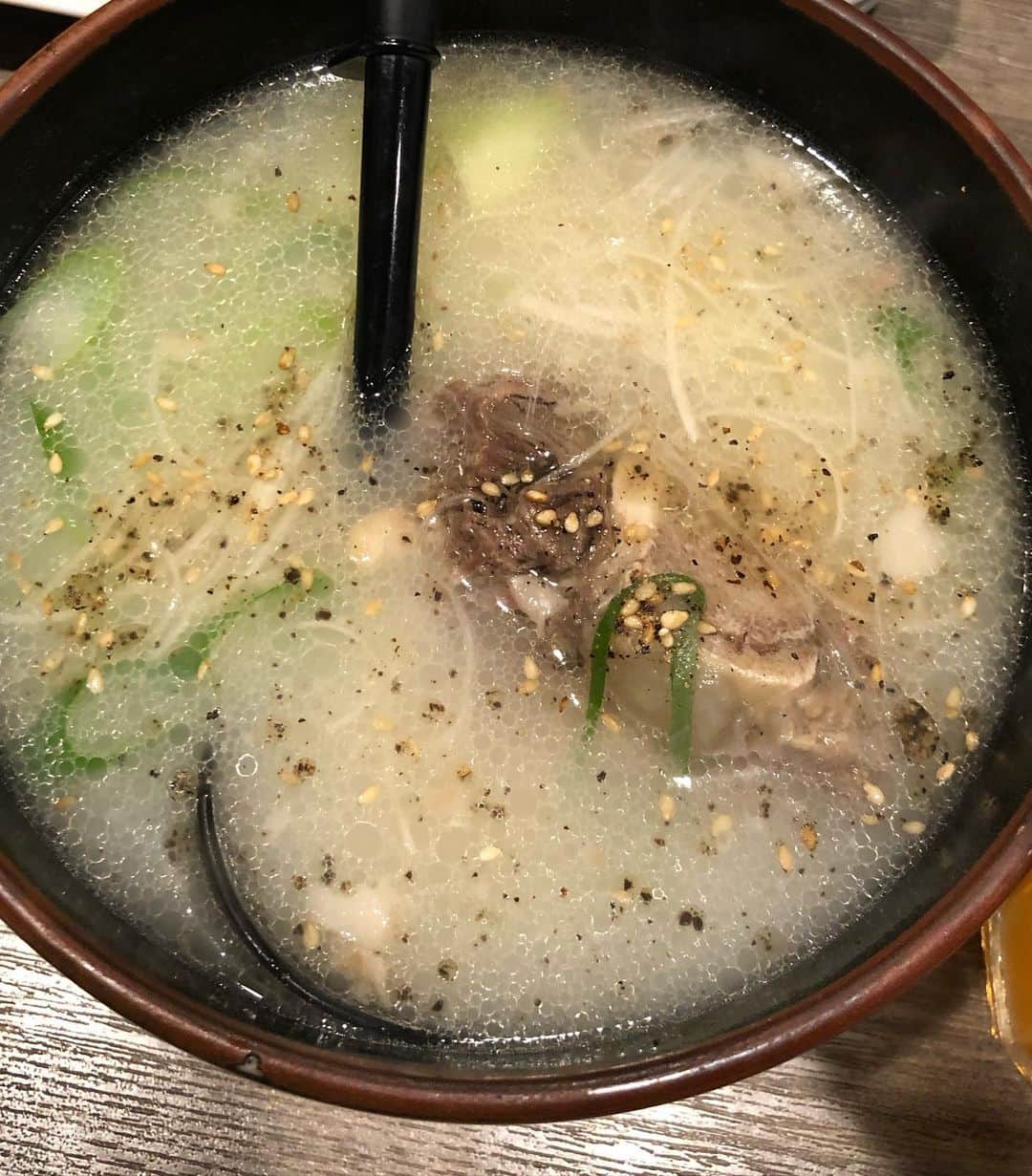 甘糟記子さんのインスタグラム写真 - (甘糟記子Instagram)「昨日のお弁当( ^ω^ )  お弁当用に取っておいたお肉でつくねちゃん！ あとは、蒸したサツマイモ、茹で卵、スナップエンドウの胡麻和え、スティックブロッコリー、トマト、ウィンナー、おにぎりです(o^^o)  愛たるベジタブル @italvegetable さんから届いた箱に、お弁当にも使える野菜を沢山入っていたので助かる〜\(//∇//)\  しかもチビ達はスナップエンドウとか、ブロッコリーとか、サツマイモ大好きなので大喜び(≧∀≦)  そして夜は大崎駅前にある焼肉屋　光陽へ！  ほぼ1年ぶりに会う同級生のお誕生日お祝い( ^ω^ )  肉が大好きで、いつも一緒に焼肉屋巡りをしています！ 　  とにかく気持ちよく沢山食べてくれる友達なので、久しぶりに会ってもあの食べっぷりを見ると安心するわ〜（笑）  ちなみに、2人で光陽のハラミを絶賛！  2枚目の写真のハラミ、これでニ人前！！一人前1800円なのに、ボリュームたっぷりで安くて美味い！！  あとね〜、チャプチェが美味しいの！！  チャプチェとコムタンスープが食べたくなる時は光陽だよね〜\(//∇//)\  サクサクっとだけど、今年も一緒に焼肉食べられて良かった！！  お誕生日おめでとう(o^^o)  #甘糟ご飯#ご飯#昼ごはん#ランチ#ランチボックス#弁当#曲げわっぱ#わっぱ弁当 #つくね#スティックブロッコリー#愛たるベジタブル #焼肉#光陽#焼肉光陽#大崎#ハラミ#ハラミが美味い」12月8日 12時03分 - norihey924