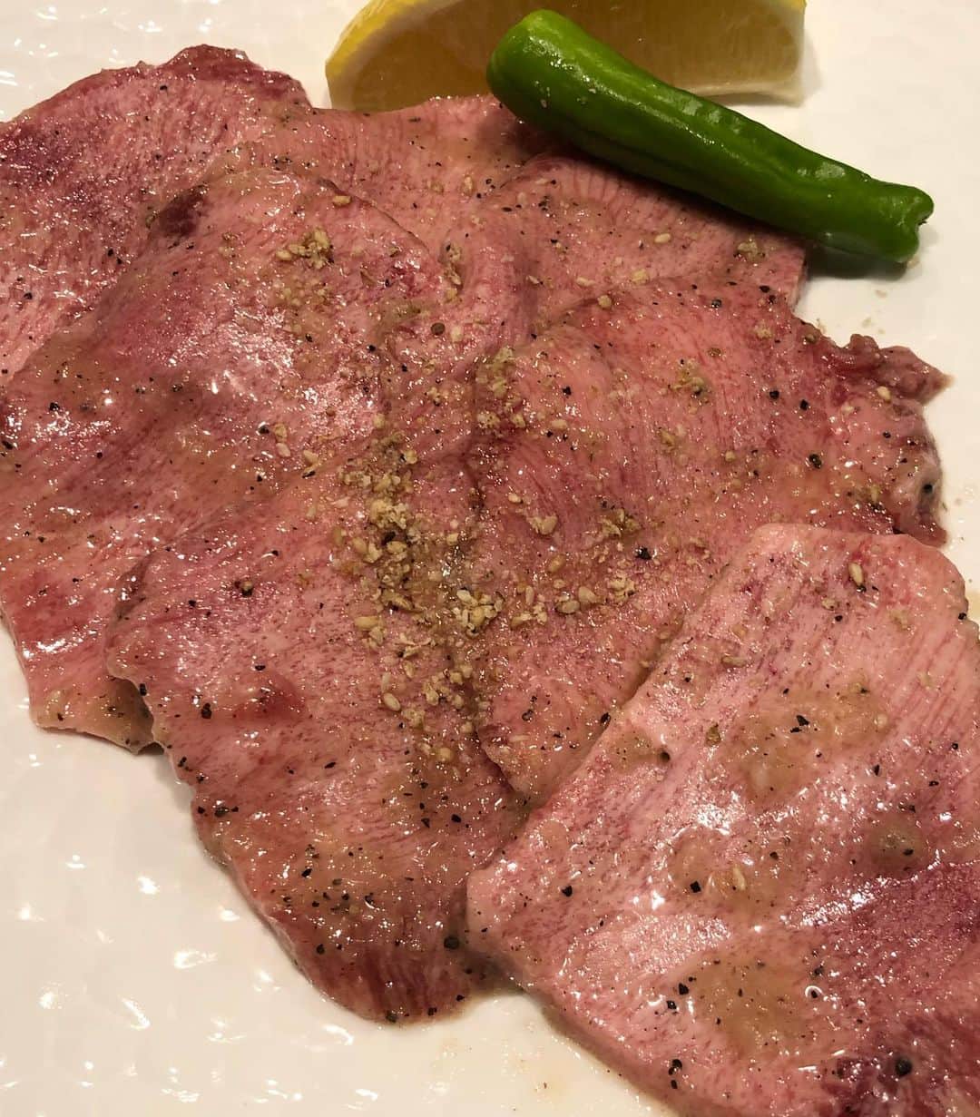 甘糟記子さんのインスタグラム写真 - (甘糟記子Instagram)「昨日のお弁当( ^ω^ )  お弁当用に取っておいたお肉でつくねちゃん！ あとは、蒸したサツマイモ、茹で卵、スナップエンドウの胡麻和え、スティックブロッコリー、トマト、ウィンナー、おにぎりです(o^^o)  愛たるベジタブル @italvegetable さんから届いた箱に、お弁当にも使える野菜を沢山入っていたので助かる〜\(//∇//)\  しかもチビ達はスナップエンドウとか、ブロッコリーとか、サツマイモ大好きなので大喜び(≧∀≦)  そして夜は大崎駅前にある焼肉屋　光陽へ！  ほぼ1年ぶりに会う同級生のお誕生日お祝い( ^ω^ )  肉が大好きで、いつも一緒に焼肉屋巡りをしています！ 　  とにかく気持ちよく沢山食べてくれる友達なので、久しぶりに会ってもあの食べっぷりを見ると安心するわ〜（笑）  ちなみに、2人で光陽のハラミを絶賛！  2枚目の写真のハラミ、これでニ人前！！一人前1800円なのに、ボリュームたっぷりで安くて美味い！！  あとね〜、チャプチェが美味しいの！！  チャプチェとコムタンスープが食べたくなる時は光陽だよね〜\(//∇//)\  サクサクっとだけど、今年も一緒に焼肉食べられて良かった！！  お誕生日おめでとう(o^^o)  #甘糟ご飯#ご飯#昼ごはん#ランチ#ランチボックス#弁当#曲げわっぱ#わっぱ弁当 #つくね#スティックブロッコリー#愛たるベジタブル #焼肉#光陽#焼肉光陽#大崎#ハラミ#ハラミが美味い」12月8日 12時03分 - norihey924