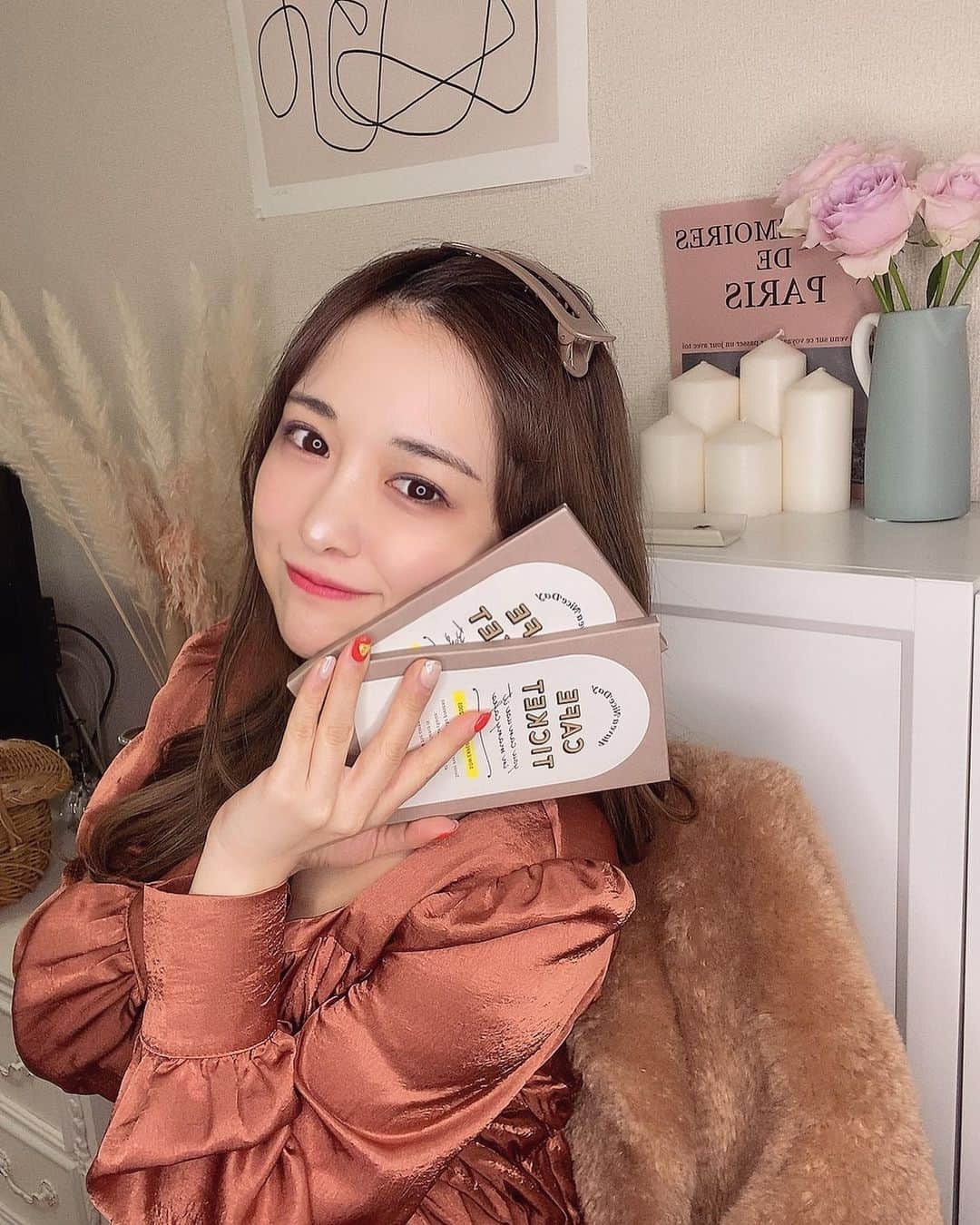 平松可奈子さんのインスタグラム写真 - (平松可奈子Instagram)「カフェチケット🎟 この日は　@chouette_latte  お気に入りのトップスを♡ サテン生地とオレンジブラウンが 大人かわいい🥀 通販残りわずか増えてきたので 要チェックです♡ 今日はブランドお仕事day!! . #おでこ　#ピンアレンジ #シュエラテ」12月8日 11時59分 - 11kanaco14