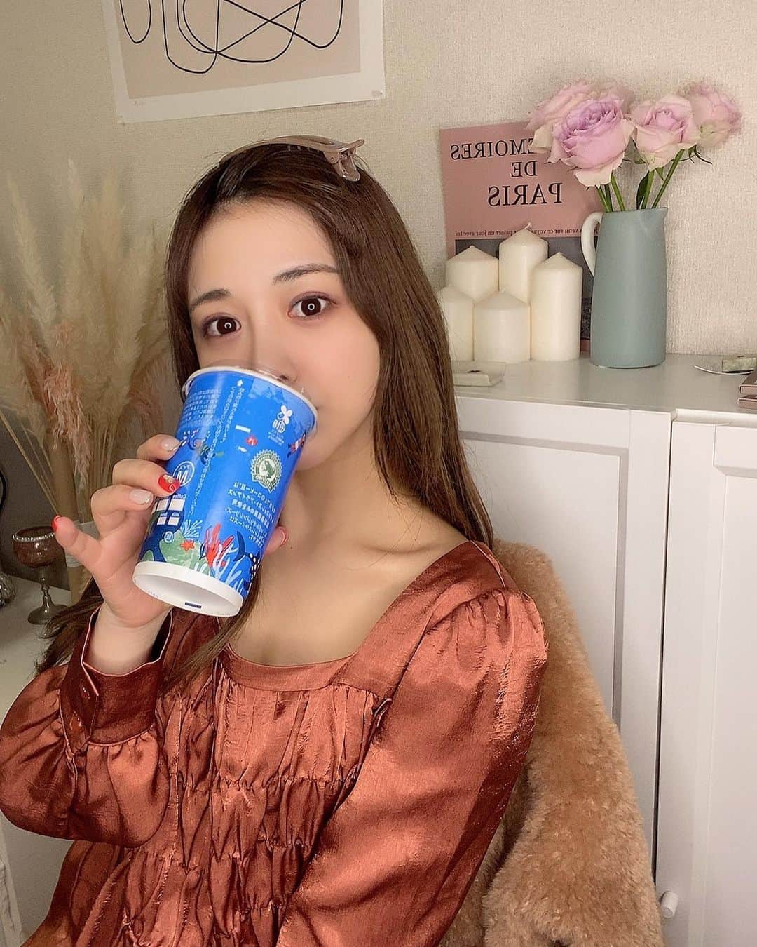 平松可奈子さんのインスタグラム写真 - (平松可奈子Instagram)「カフェチケット🎟 この日は　@chouette_latte  お気に入りのトップスを♡ サテン生地とオレンジブラウンが 大人かわいい🥀 通販残りわずか増えてきたので 要チェックです♡ 今日はブランドお仕事day!! . #おでこ　#ピンアレンジ #シュエラテ」12月8日 11時59分 - 11kanaco14
