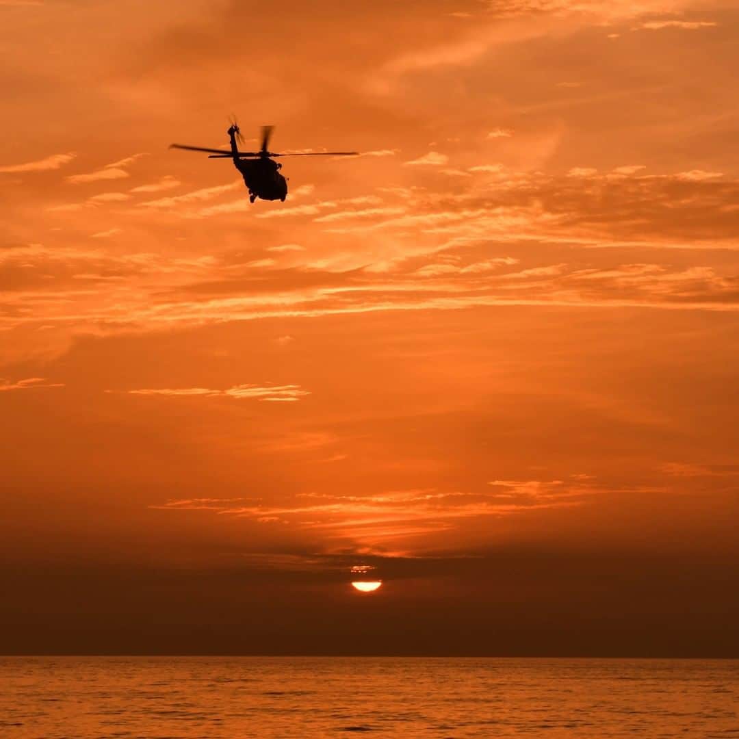 海上自衛隊さんのインスタグラム写真 - (海上自衛隊Instagram)「【海自Awesome pics2020】 2020年に撮影された、素晴らしい写真で今年を振り返りましょう。  本日、お届けするのは、夕日に向かって飛ぶ哨戒機「SH-60K」です。  #海上自衛隊 #SH60K #君と見たい景色 #写真が好きな人と繋がりたい #写真 #夕焼け  #海をパトロール #燃えるような空 #海が好き #twilight #sunset」12月8日 11時59分 - jmsdf_pr