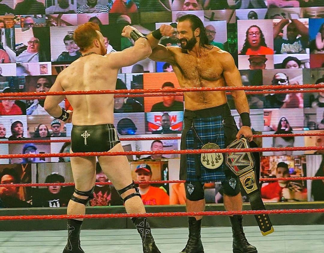 WWEさんのインスタグラム写真 - (WWEInstagram)「How will @wwesheamus and @dmcintyrewwe hold up in this 2 on 3 #HandicapMatch?  #WWERaw」12月8日 11時59分 - wwe
