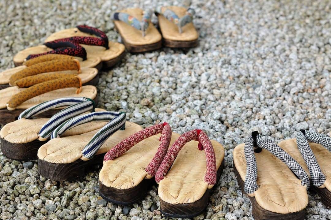 のインスタグラム：「界 日光では、400年の歴史を刻む伝統工芸「日光下駄」を使ったおもてなしをご用意。  さかのぼること江戸時代。 格式を重んじた社寺への境内参入には、「草履」を使用するのが原則でした。しかし日光の社寺は石や雪、坂道が多く草履では歩行が不便でした。そこで草履の下に木の下駄を合わせた御免下駄が考案されました。 それが「日光下駄」の始まりです。地域に伝わる歴史を楽しく学べる「界のご当地楽」。界 日光のご当地楽では「日光下駄」の成り立ちや魅力をストーリー仕立てでご紹介。日光の知られざる奥深い魅力をお伝えいたします。  界 日光のご当地楽「日光下駄談義」 開催日時：毎日（時間は当日フロントまでお問い合わせください）  #hoshinoresorts #kainikko #星野リゾート #界日光 #栃木 #日光 #中禅寺温泉 #温泉旅館 #日光下駄 #ご当地楽」