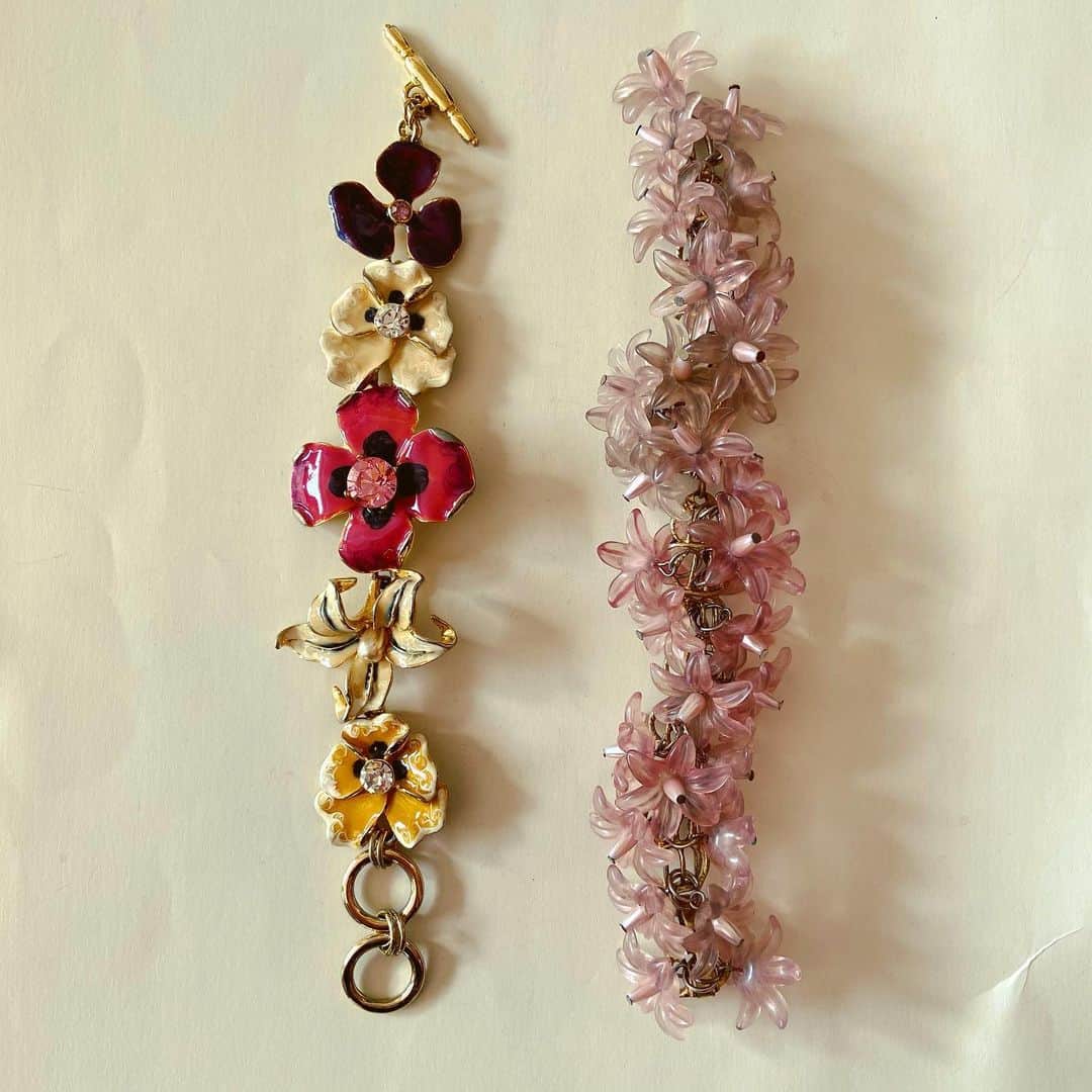 のインスタグラム：「left 🏵 Kenneth Jay Lane right 🌸 vintage, Ballroom Aoyama これまた数あるブレスレットの中で大好きな…（大体全部大好きなんだね😍） ケネスのは、当時の海外通販で欲しくて欲しくて狙ってセール落ちした瞬間に買ったもの❣️うっとりする造形✨ 右のヴィンテージは、学生時代青山にあった「Ballroom」（洒落た店名よねえ。シンシア・ローリーの服を置いてることで有名でした）で3000円台で発見し、宝物みたいに大切にしてきたものです💕 #今日のアクセサリー #accessoriesoftheday #vintageaccessories #fashion #kennethjaylane #kjl #もちろんレフライ歌いながら投稿してるよ」