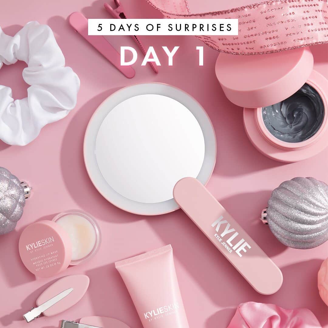 Kylie Cosmeticsさんのインスタグラム写真 - (Kylie CosmeticsInstagram)「#5DaysOfSurprises are happening NOW @kylieskin! ❄️ NEW limited-edition Hair Accessories including Scrunchies, Hair Clips, Salon Clips and LED Compact Mirror are available now on KylieSkin.com 💗 The best accessories to perfect your beauty routine!」12月8日 12時11分 - kyliecosmetics