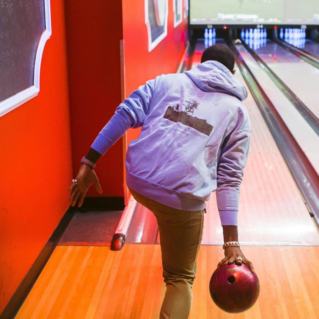 ファボラスさんのインスタグラム写真 - (ファボラスInstagram)「Cheers to finding a lane & staying in it!! 🎳 [shot by @evanpierce]   Sidebar - Swipe to the last 2 pics to see who we ran into when we was leaving out.. He don’t miss a beat 😩😂」12月8日 12時04分 - myfabolouslife