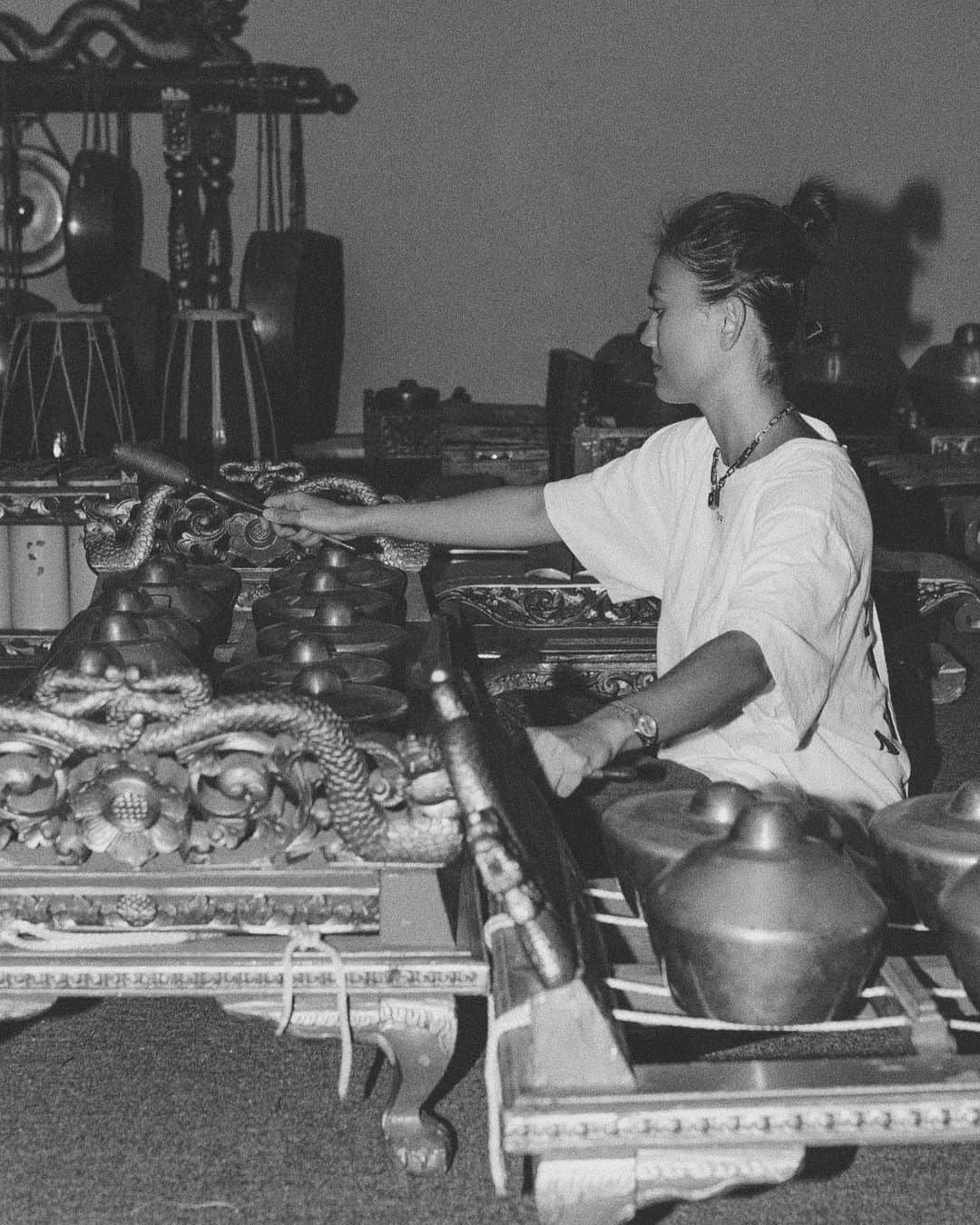 アグネス・モニカのインスタグラム：「Name 2 things you don’t know about #AGNEZMO.   Taken 1 year ago when i was in my Gamelan class 🤍 #traditionalinstrument」
