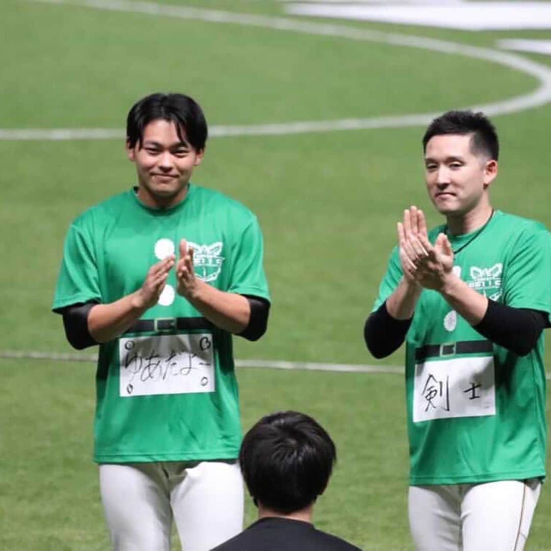 のインスタグラム：「ファンフェス投稿です✌️✌️  今年も楽しいファンフェスになったと思います！  たくさんの写真もらったので、出たやつの写真を載せたいと思います✨  パワプロ下手すぎでしたね🤣😂 パズル楽しかったですね😆😊 リレーも楽しかったですね😆  あさま先輩銀のテープありがとうございます🥰🥰  じゅんさん名前ありがとうございました🙇‍♂️🙇‍♂️  これからもよろしくお願いします🙇‍♂️✨  #ファンフェス #たみやゆあですじゃくて #ゆあだよ〜😊 #最後のはわざとではございません🙄🙄」