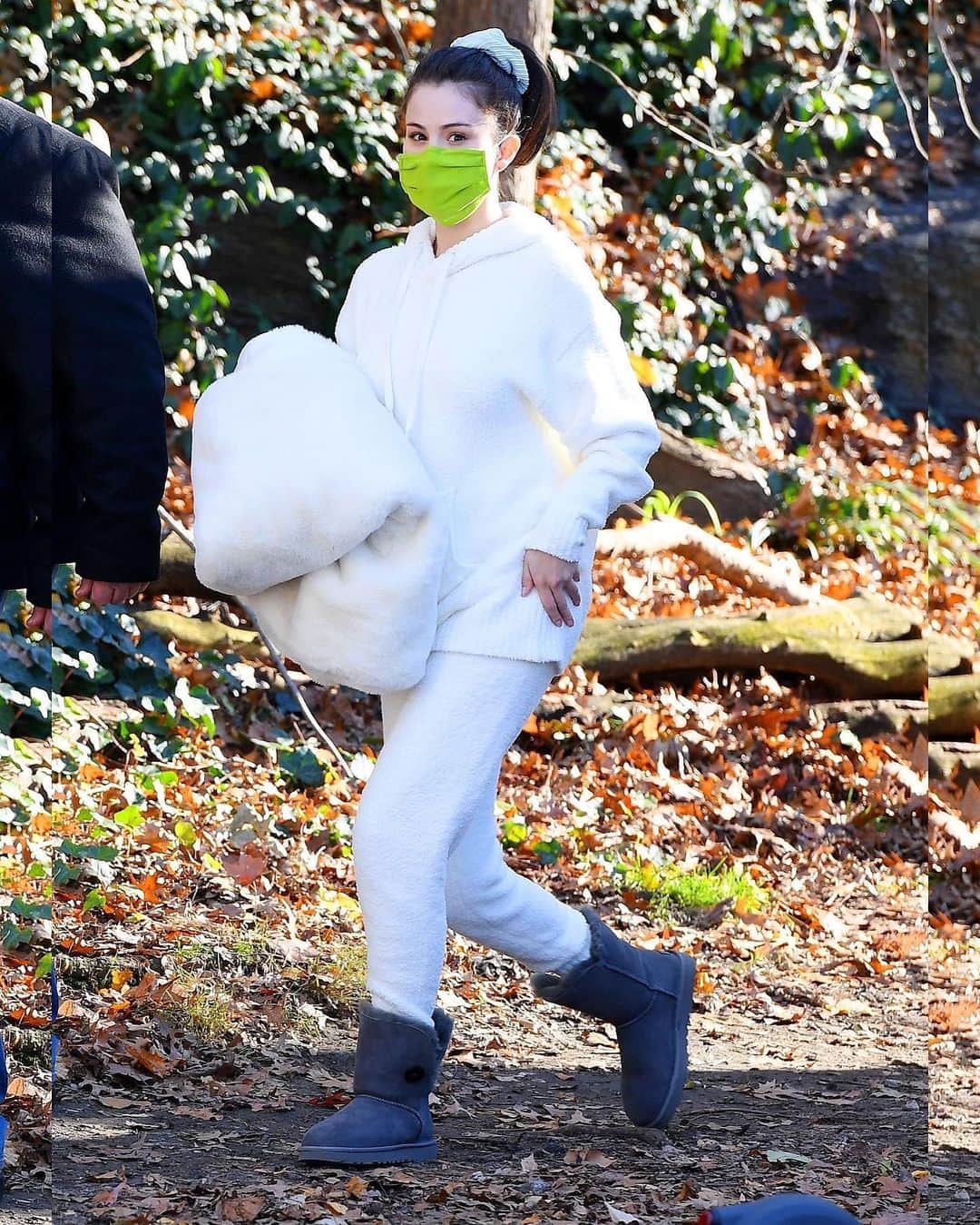 Just Jaredさんのインスタグラム写真 - (Just JaredInstagram)「@selenagomez wears a white outfit while walking around the set of her upcoming TV series “Only Murders in the Building” in New York City. #SelenaGomez Photos: Backgrid, Getty」12月8日 12時12分 - justjared