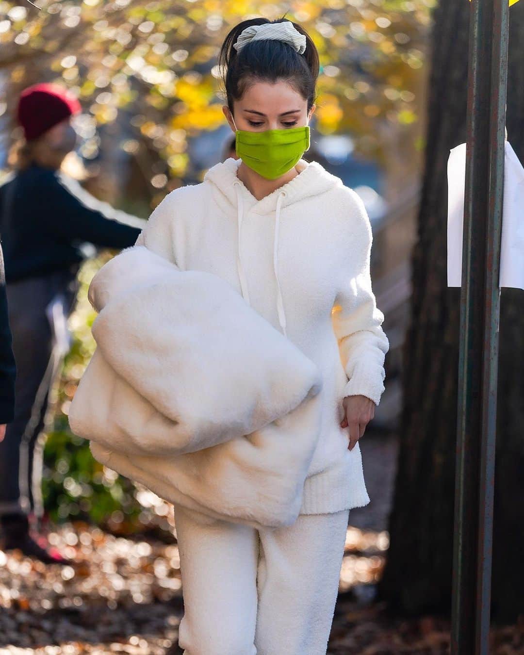 Just Jaredさんのインスタグラム写真 - (Just JaredInstagram)「@selenagomez wears a white outfit while walking around the set of her upcoming TV series “Only Murders in the Building” in New York City. #SelenaGomez Photos: Backgrid, Getty」12月8日 12時12分 - justjared